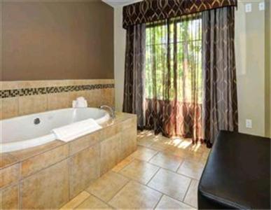 Queen Suite - Non-Smoking - Photo 2