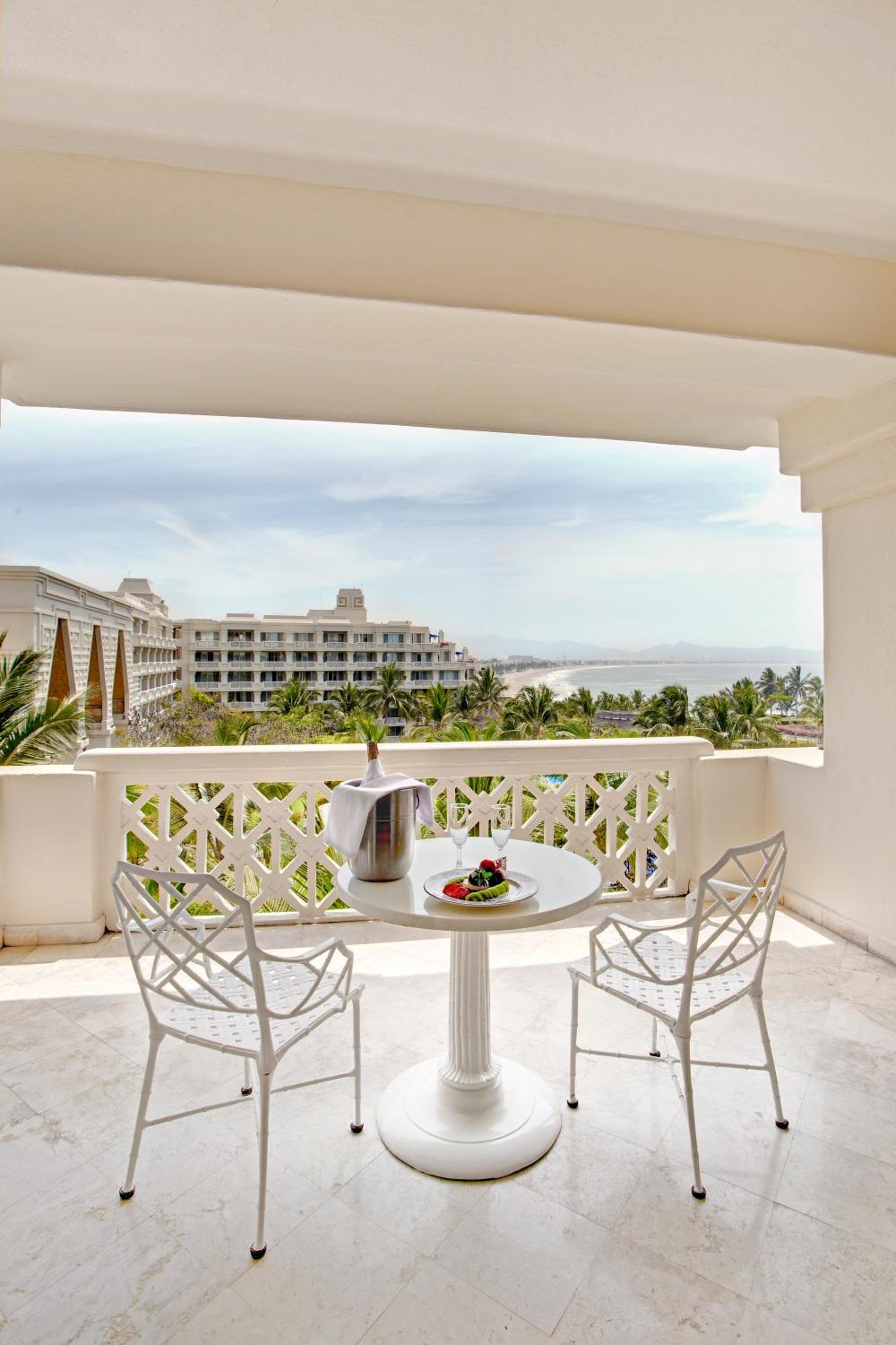 Junior Suite Deluxe with Ocean View (2 Adults + 2 Child) photo 3