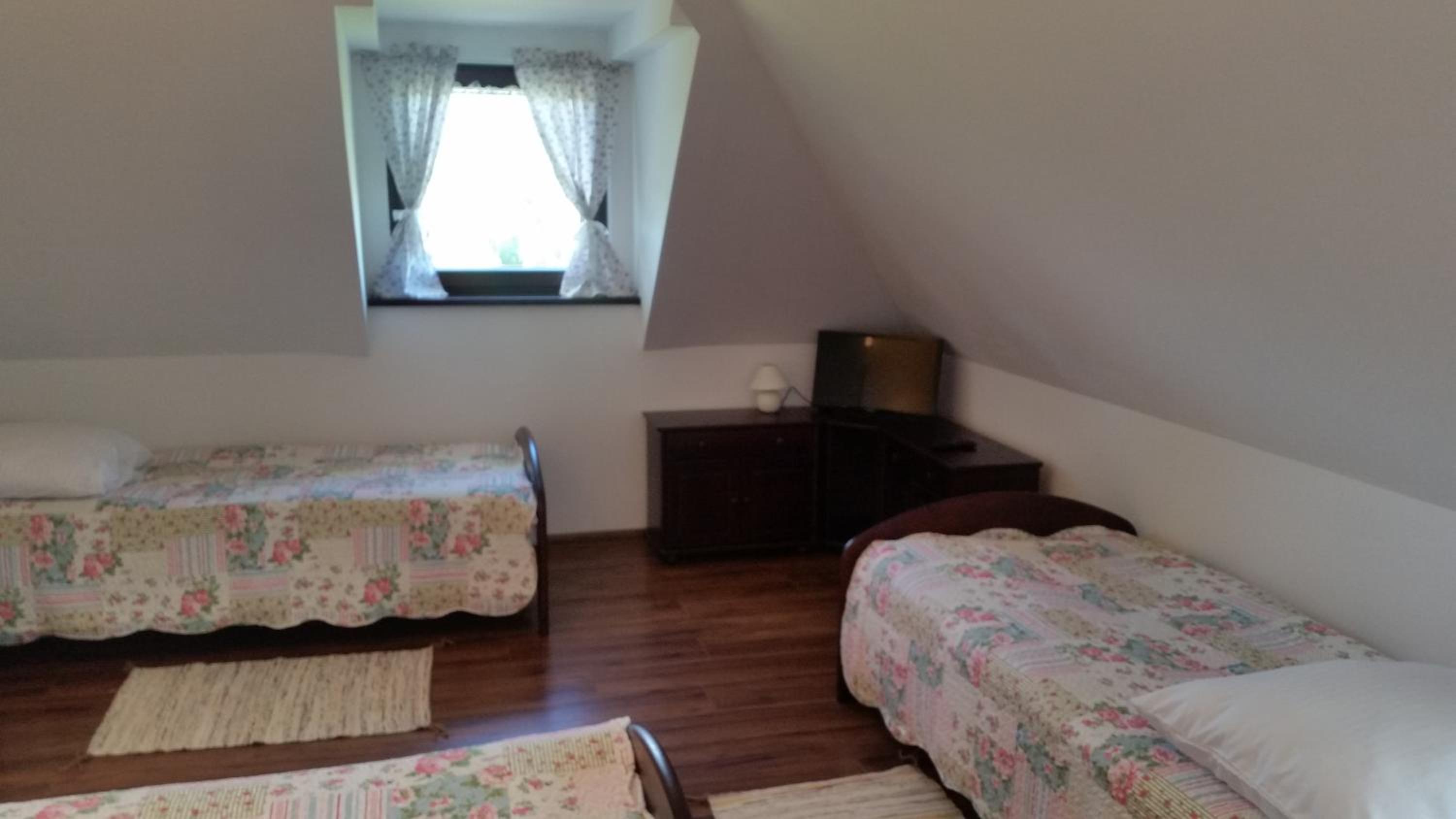 Quadruple Room with Private Bathroom - Photo 6