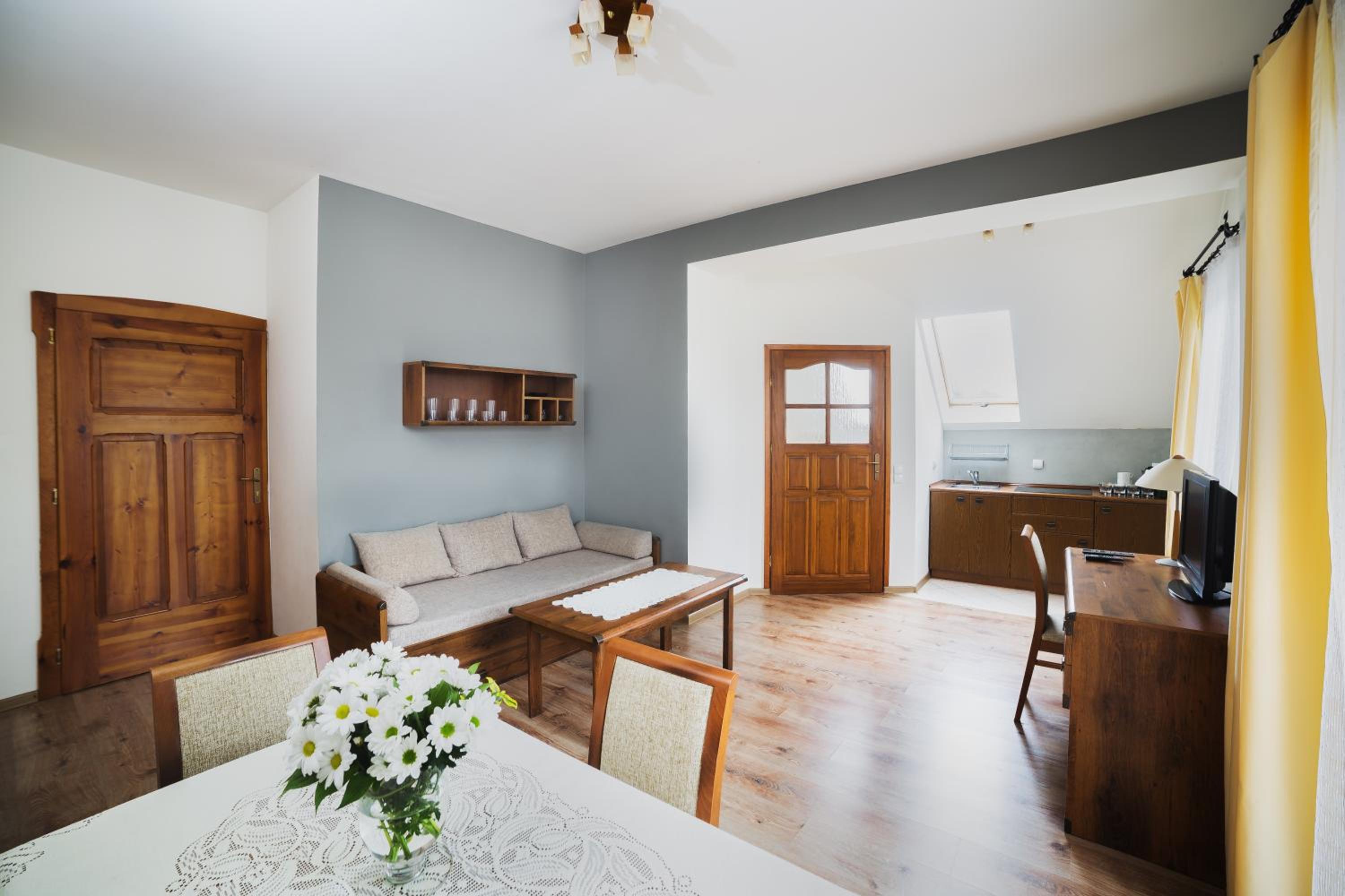 Family Suite with Balcony - Photo 4