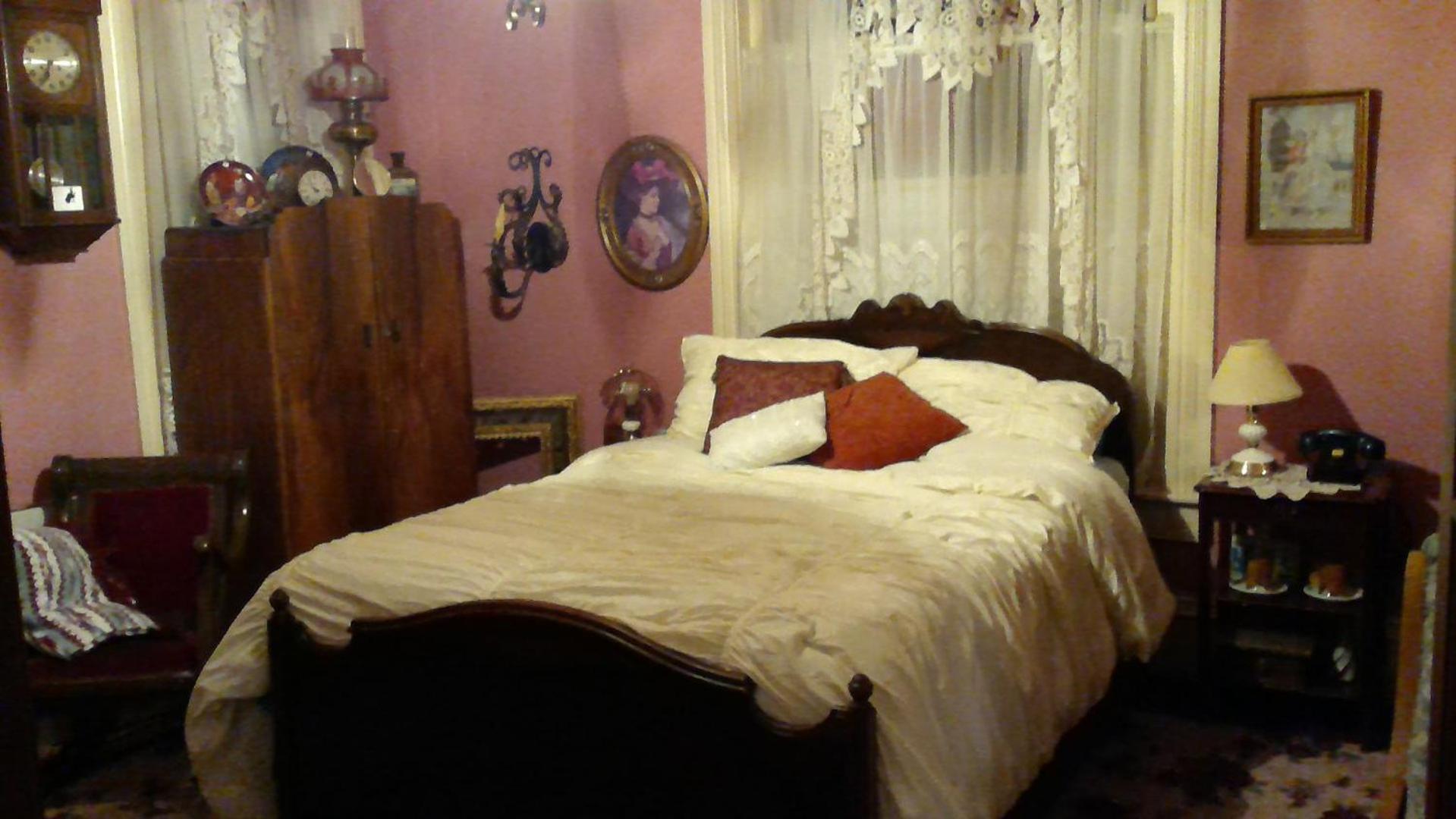 Queen Room with Shared Bathroom photo 1
