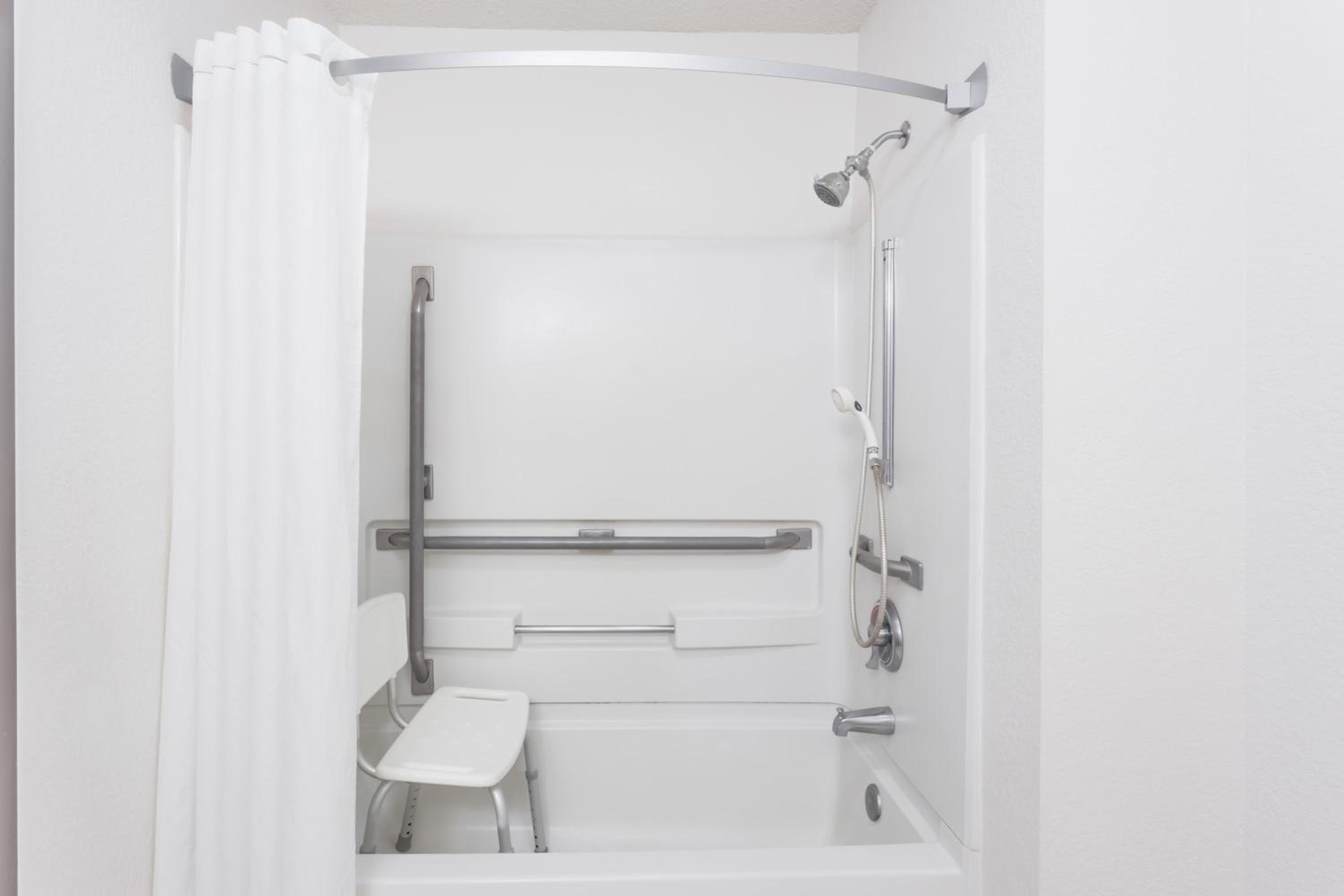 Queen Room - Mobility Access/Non-Smoking photo 3