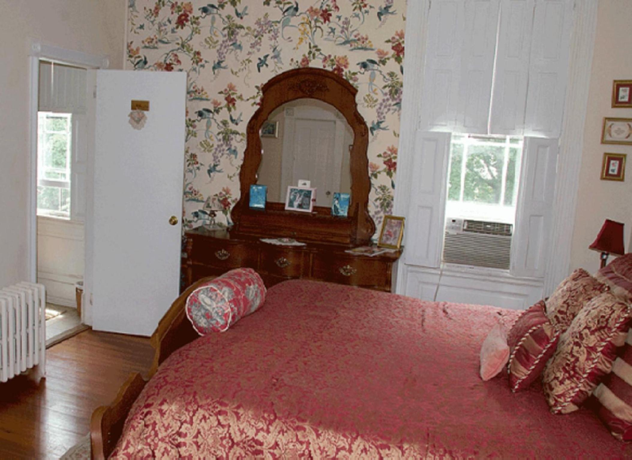 Deluxe King Room photo 1