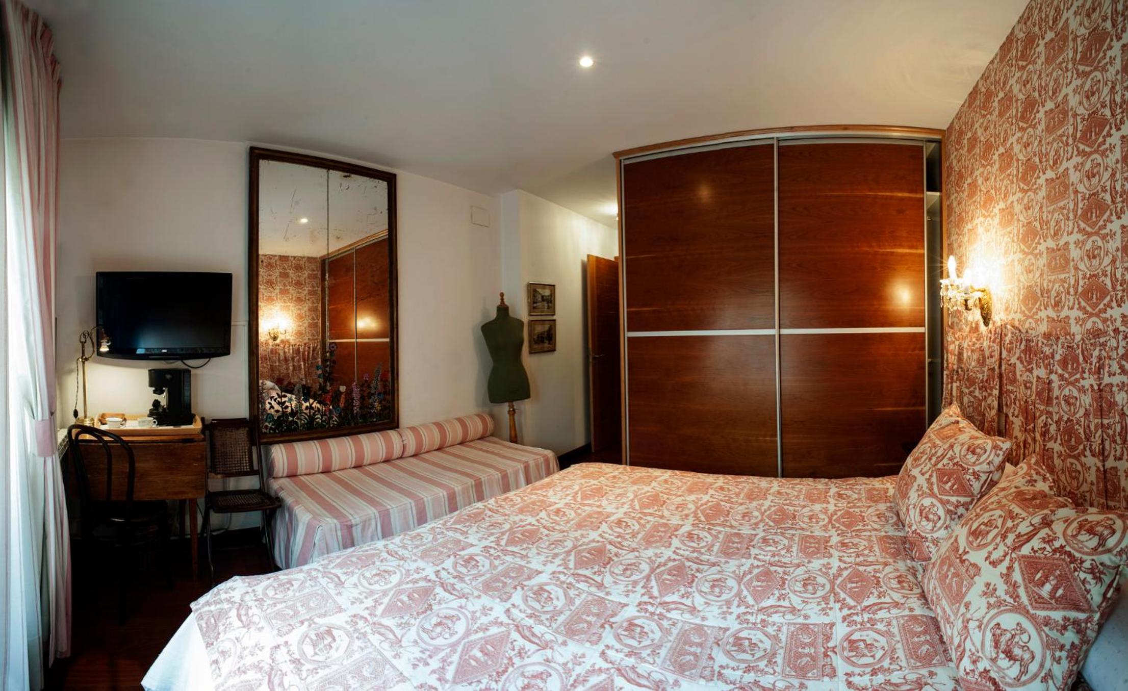 Queen Room with Sofa Bed photo 3