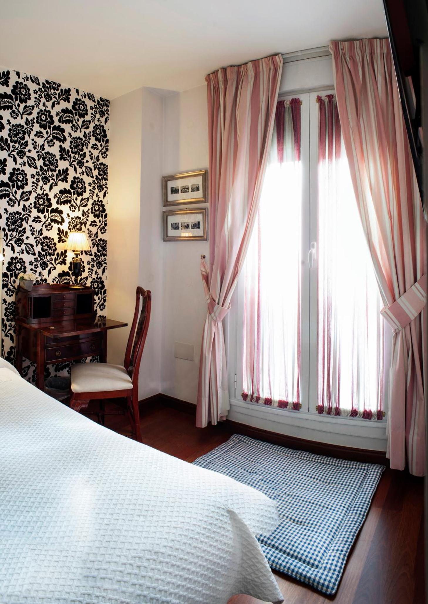 Standard Queen Room photo 2