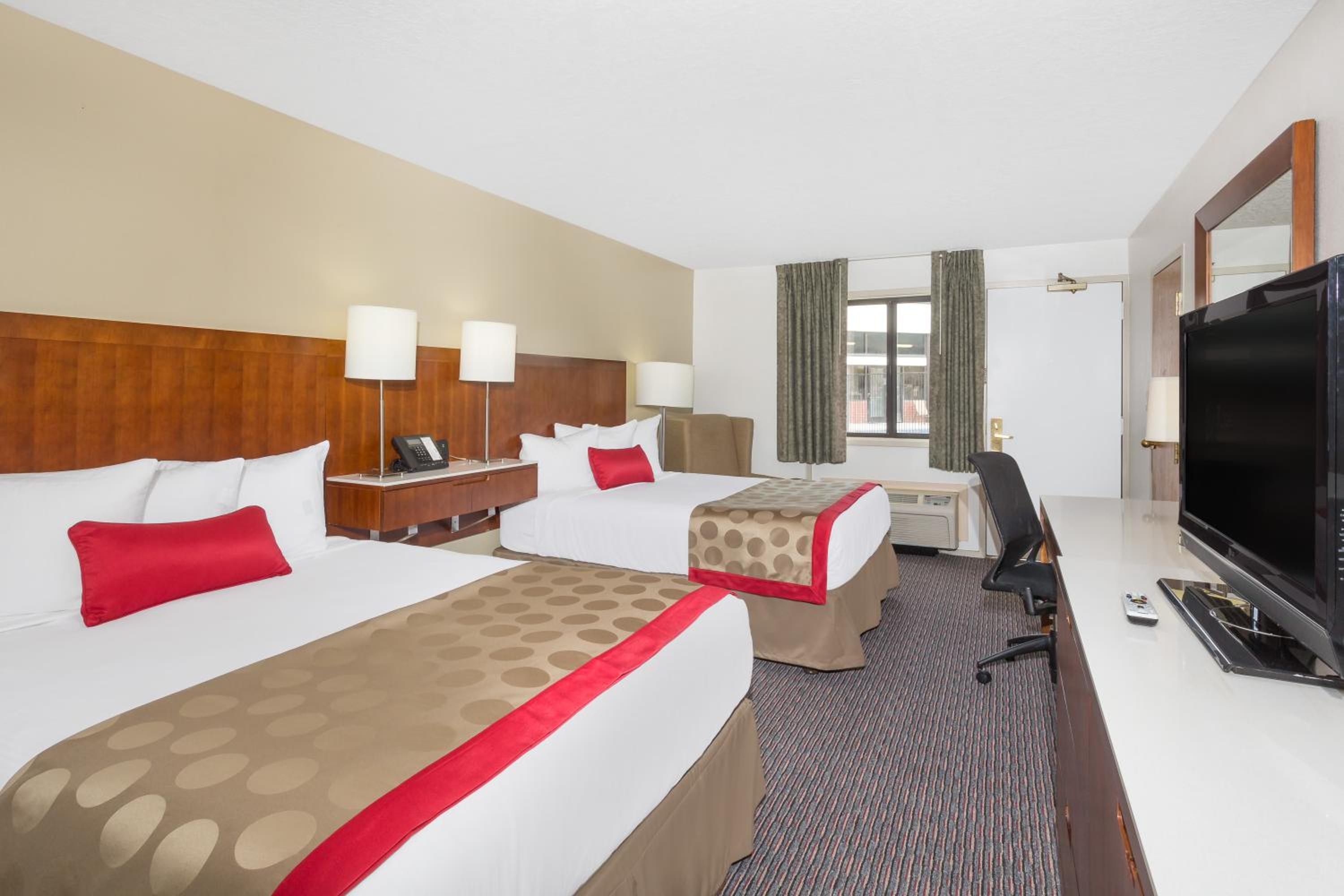 Queen Room with Two Queen Beds - Non-Smoking - Photo 3