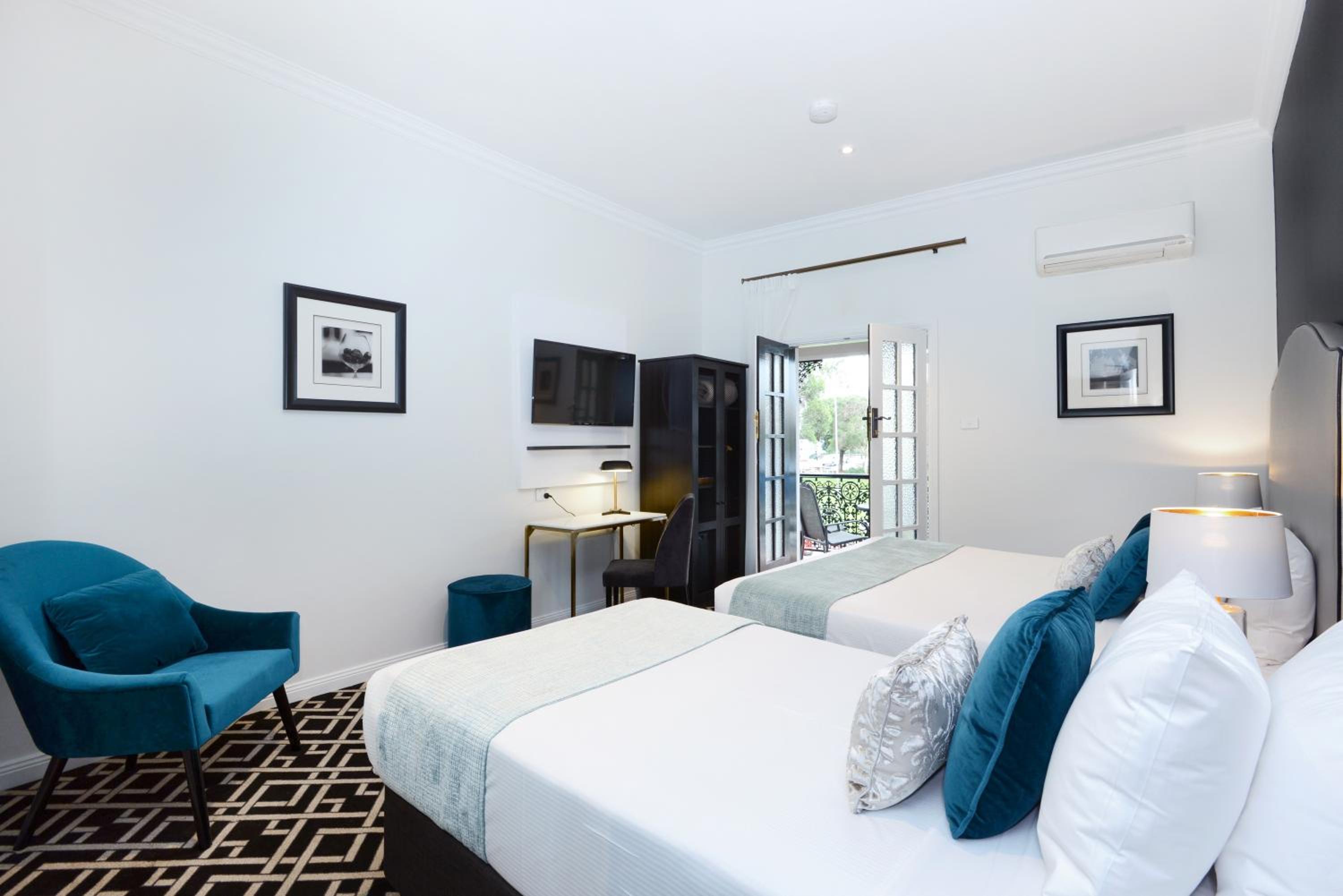 Triple Room thumbnail 6