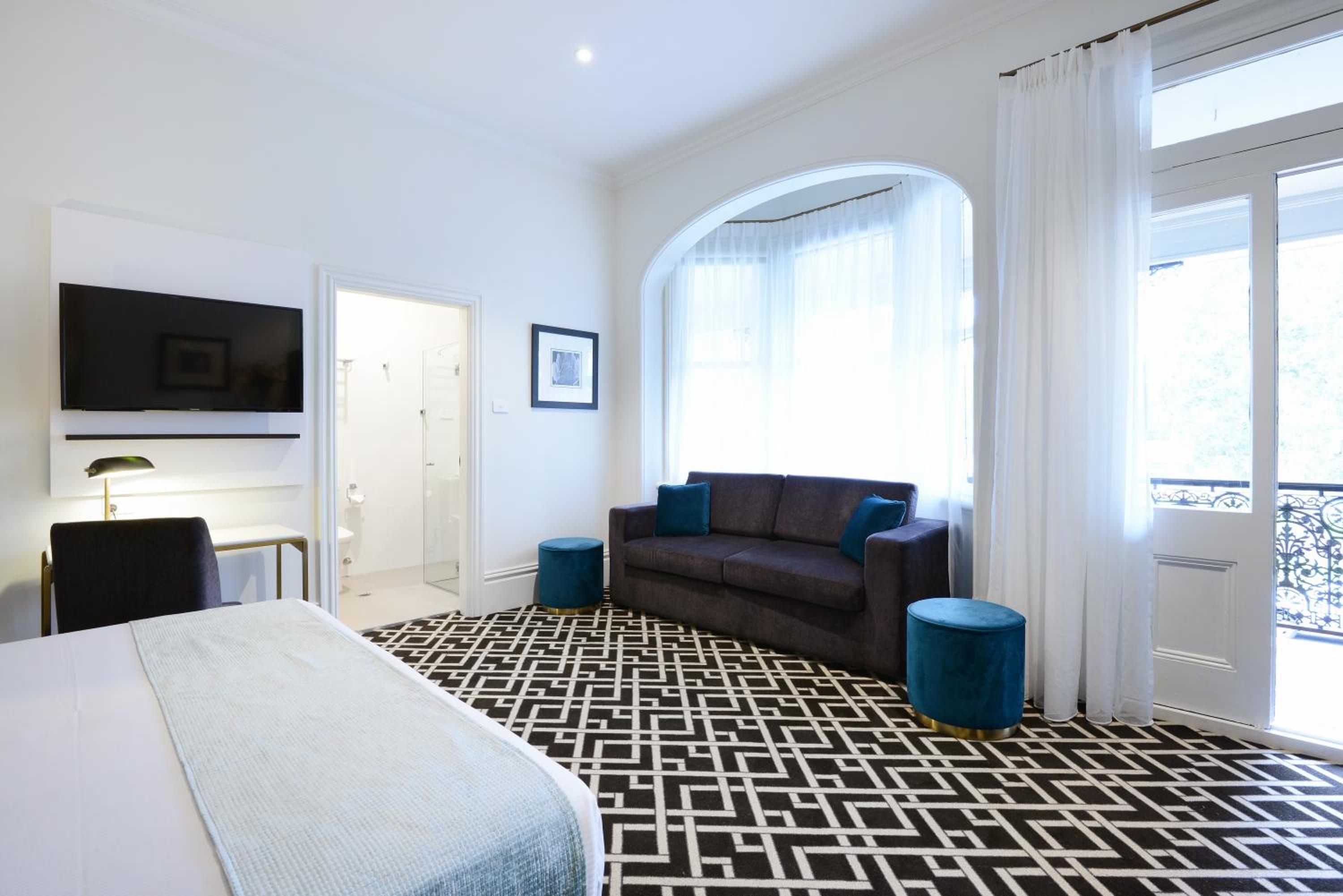 Deluxe King Room with Sofa Bed thumbnail 5