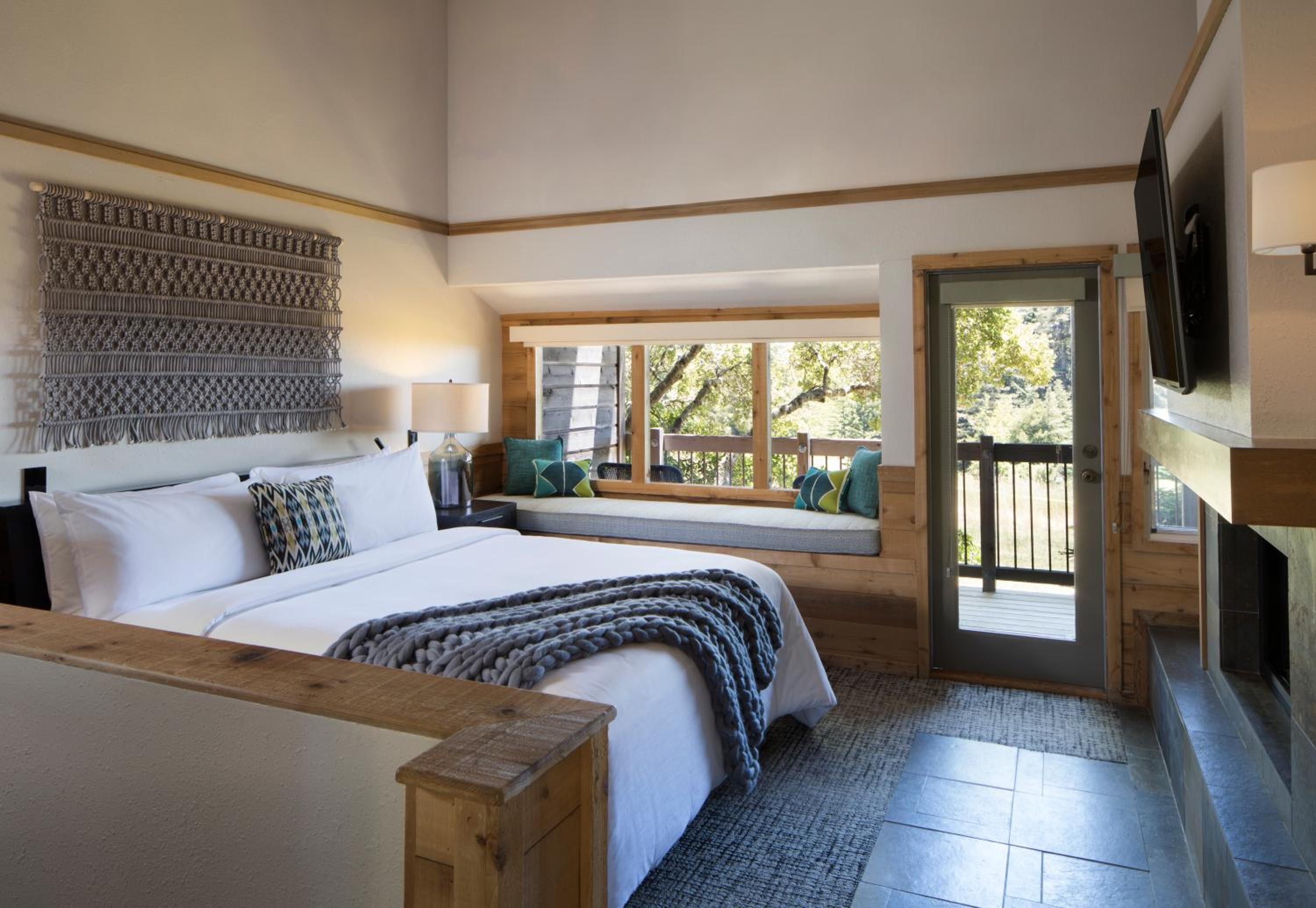 King Room with Fireplace - Photo 1
