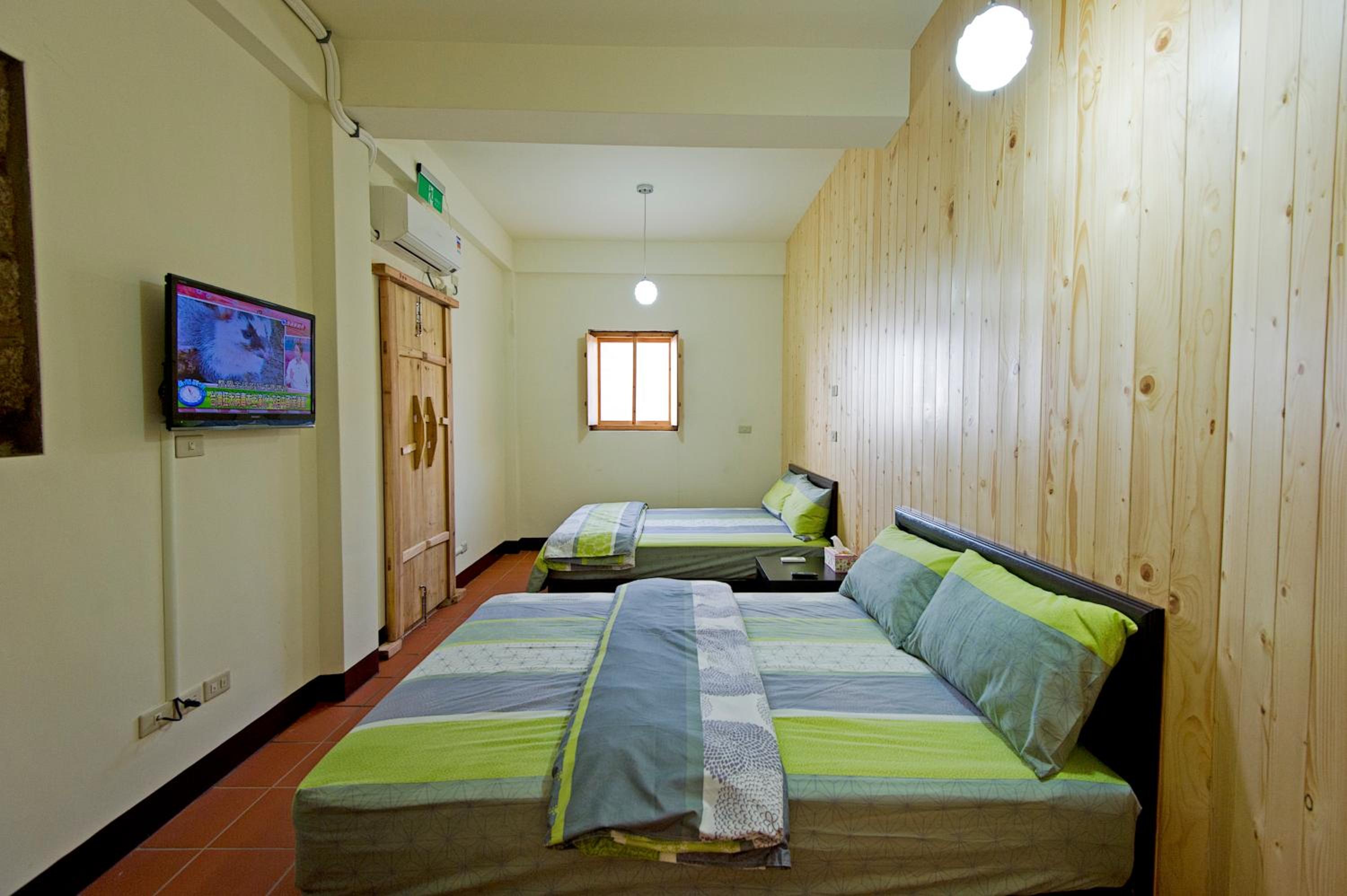 Quadruple Room with Private Bathroom photo 3