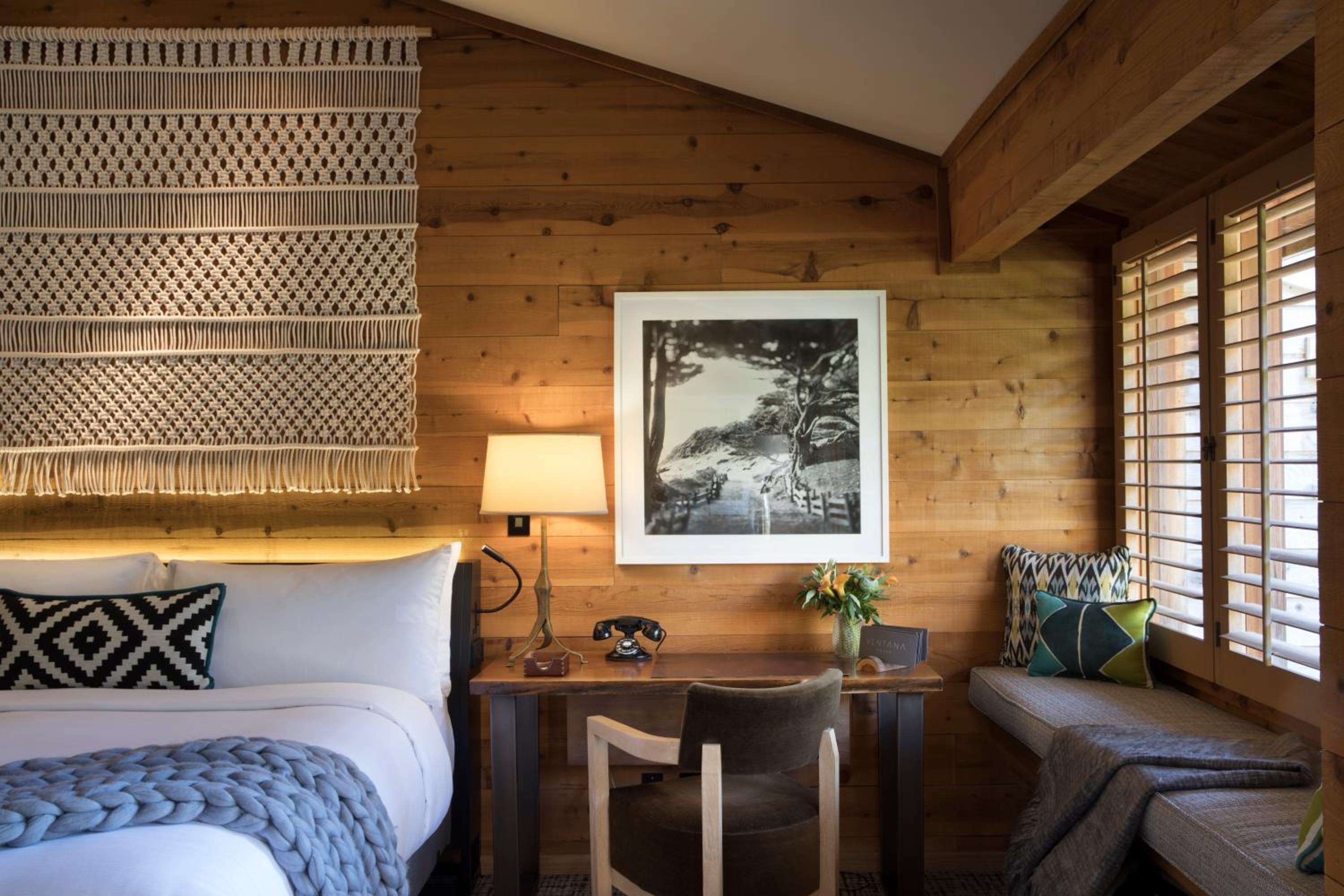 Deluxe King Room with Fireplace photo 2