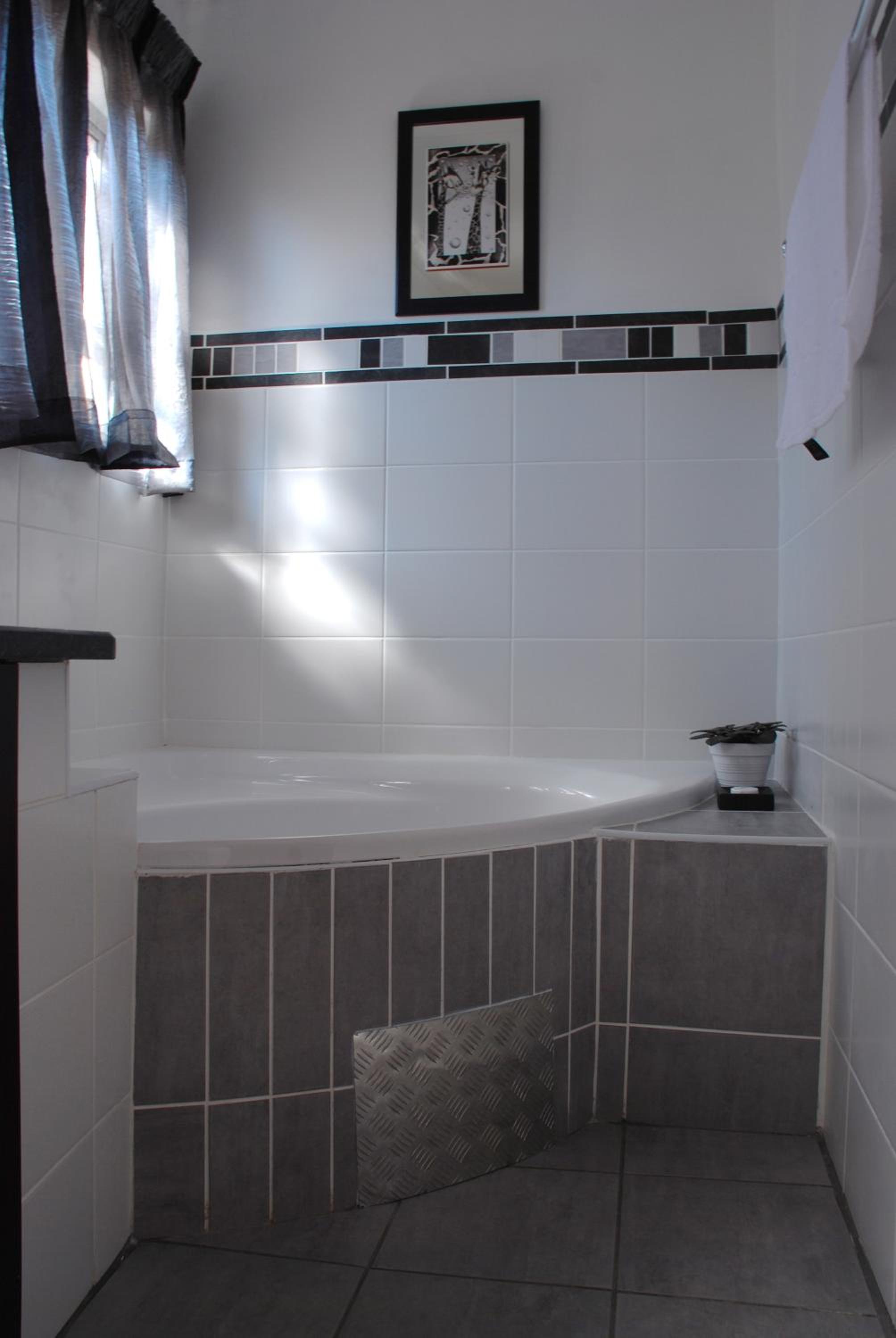 Deluxe Double Room with Bath - Photo 3