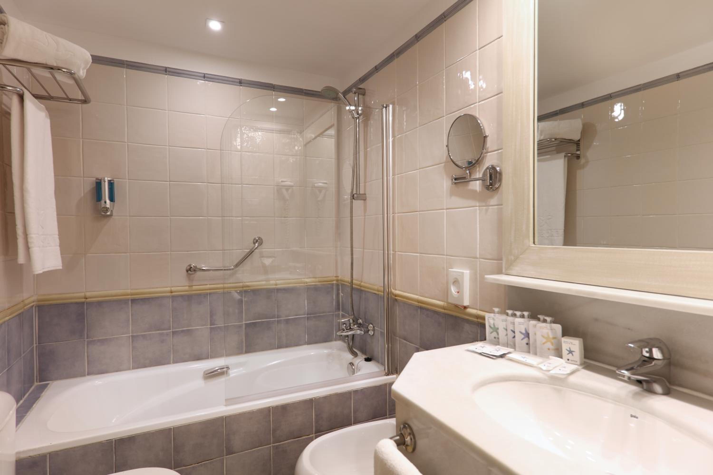 Double or Twin Room with Side Sea View - Photo 4