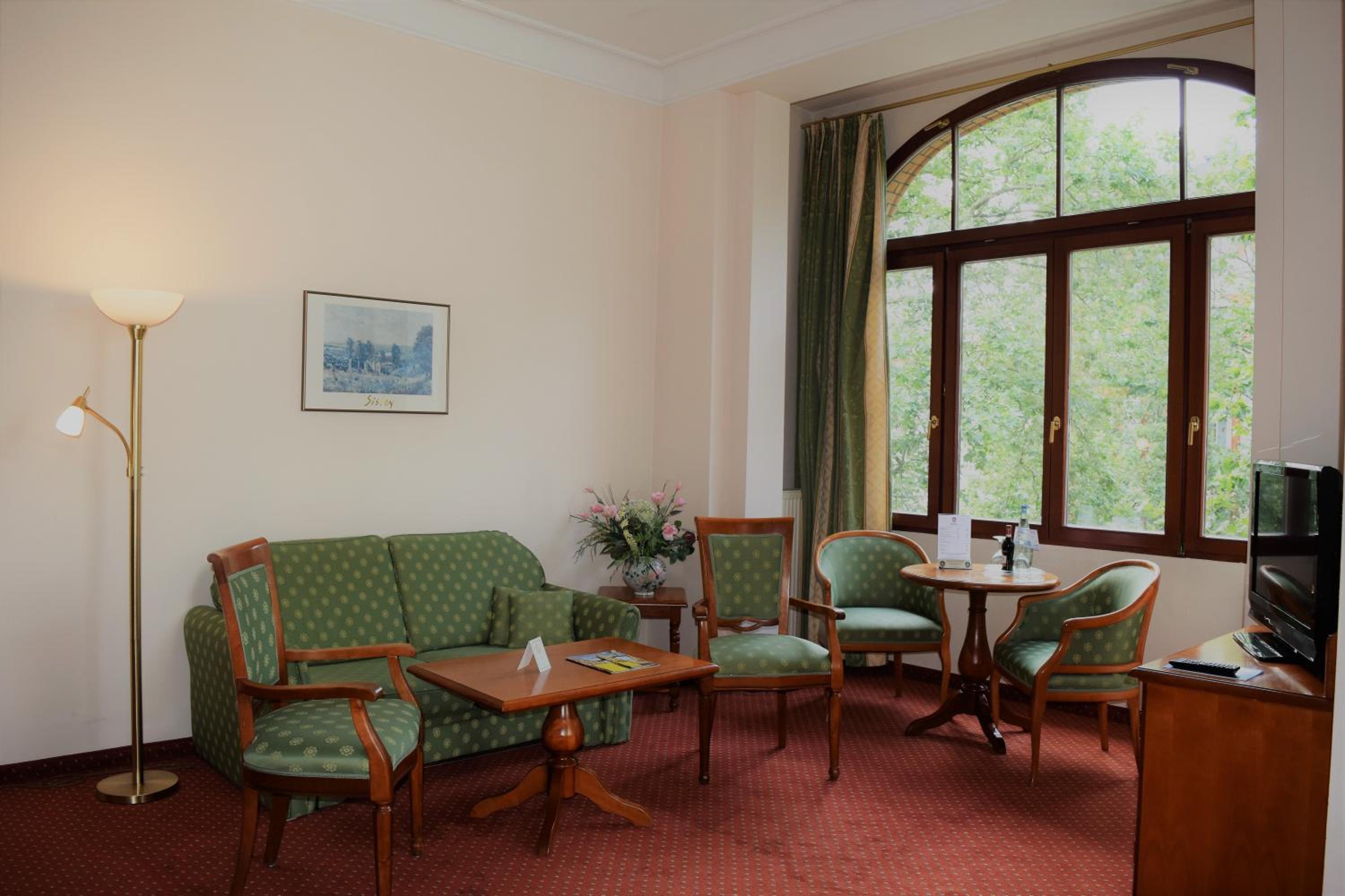 Suite - Photo 2