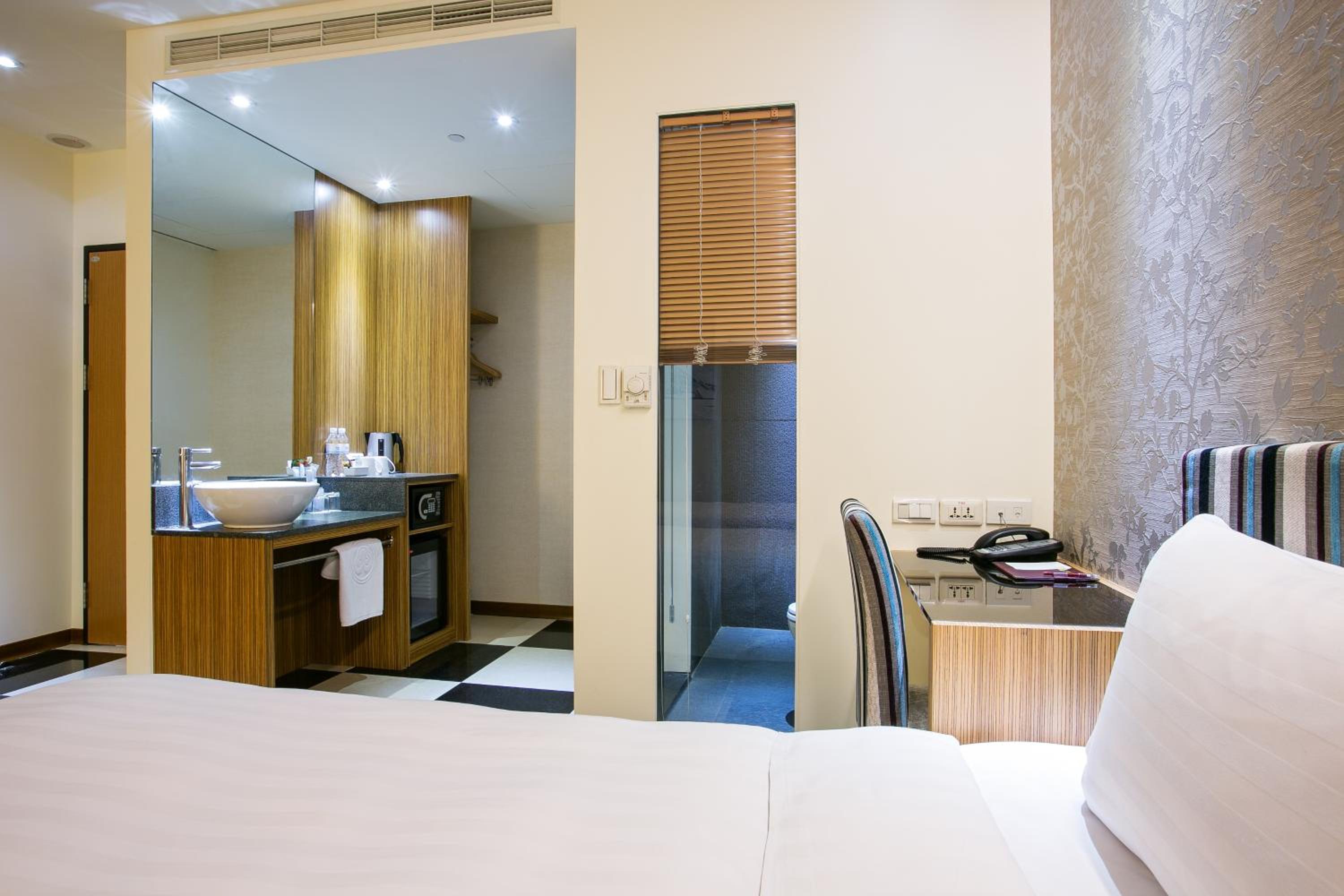 Classic Twin Room - No Window - Photo 5
