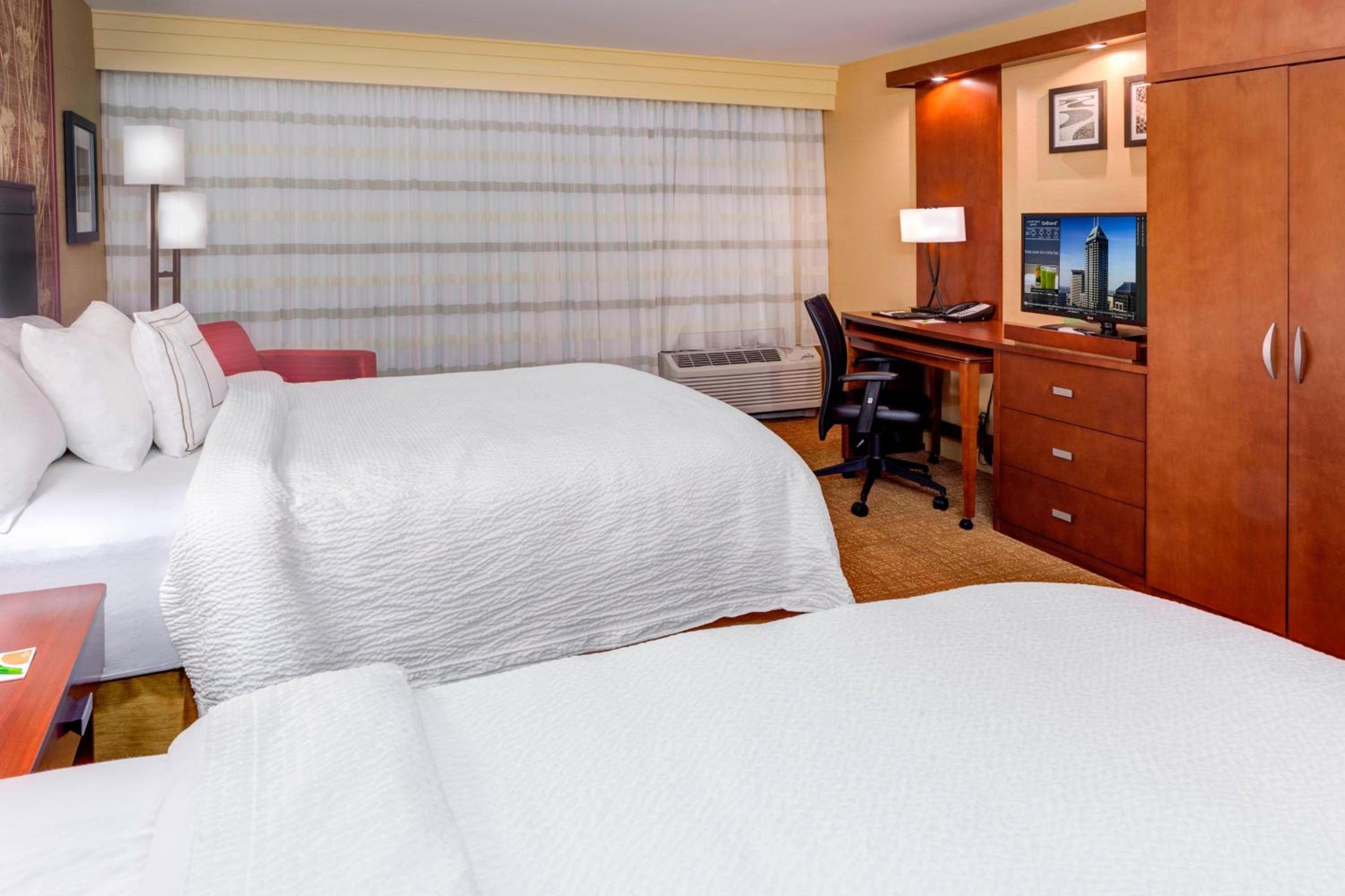 Queen Room with Two Queen Beds - Hearing Accessible