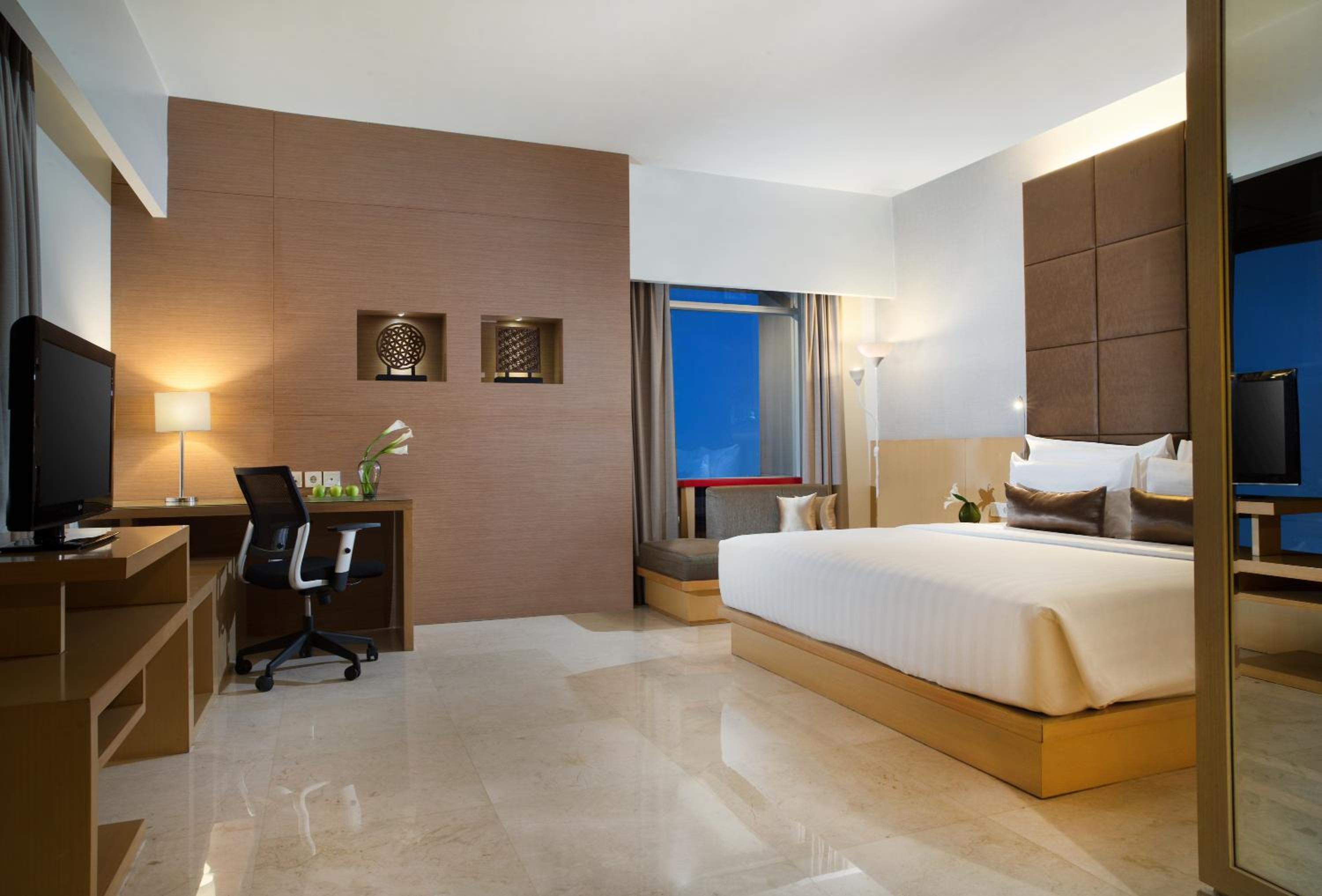 Executive Suite - Photo 5