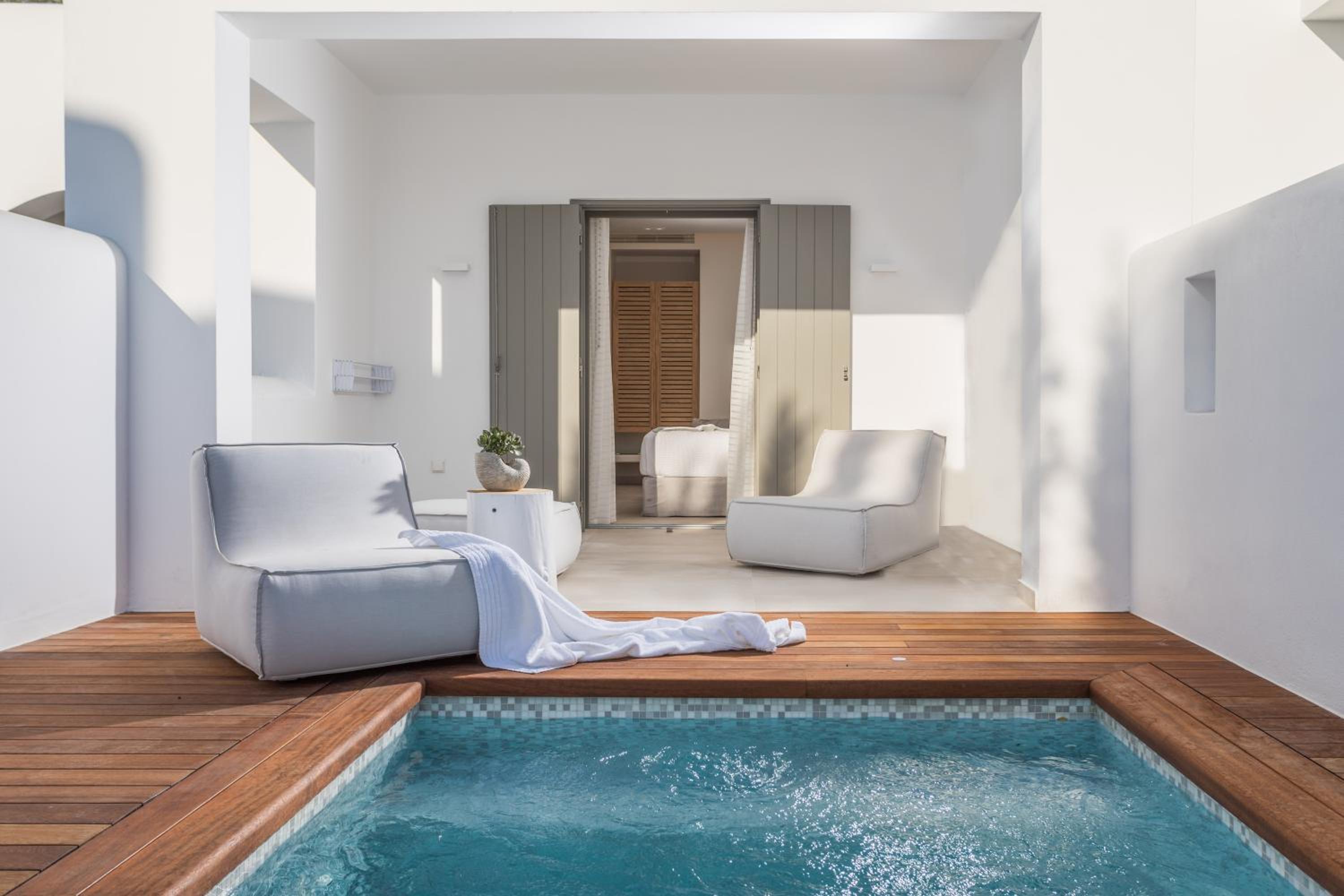 Family Connecting Room with private heated pool  photo 3