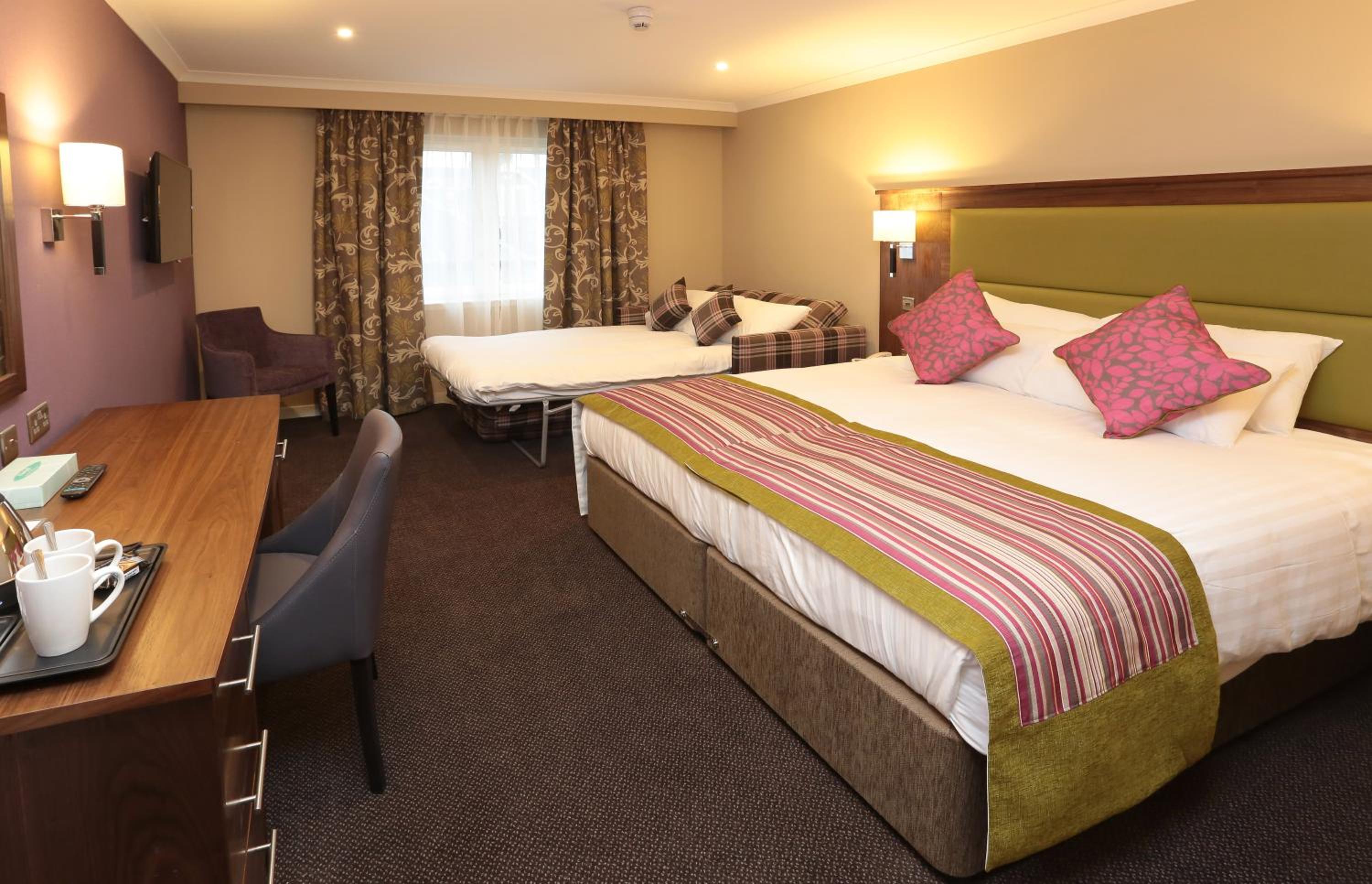 Family King Room with Sofa Bed - Photo 9
