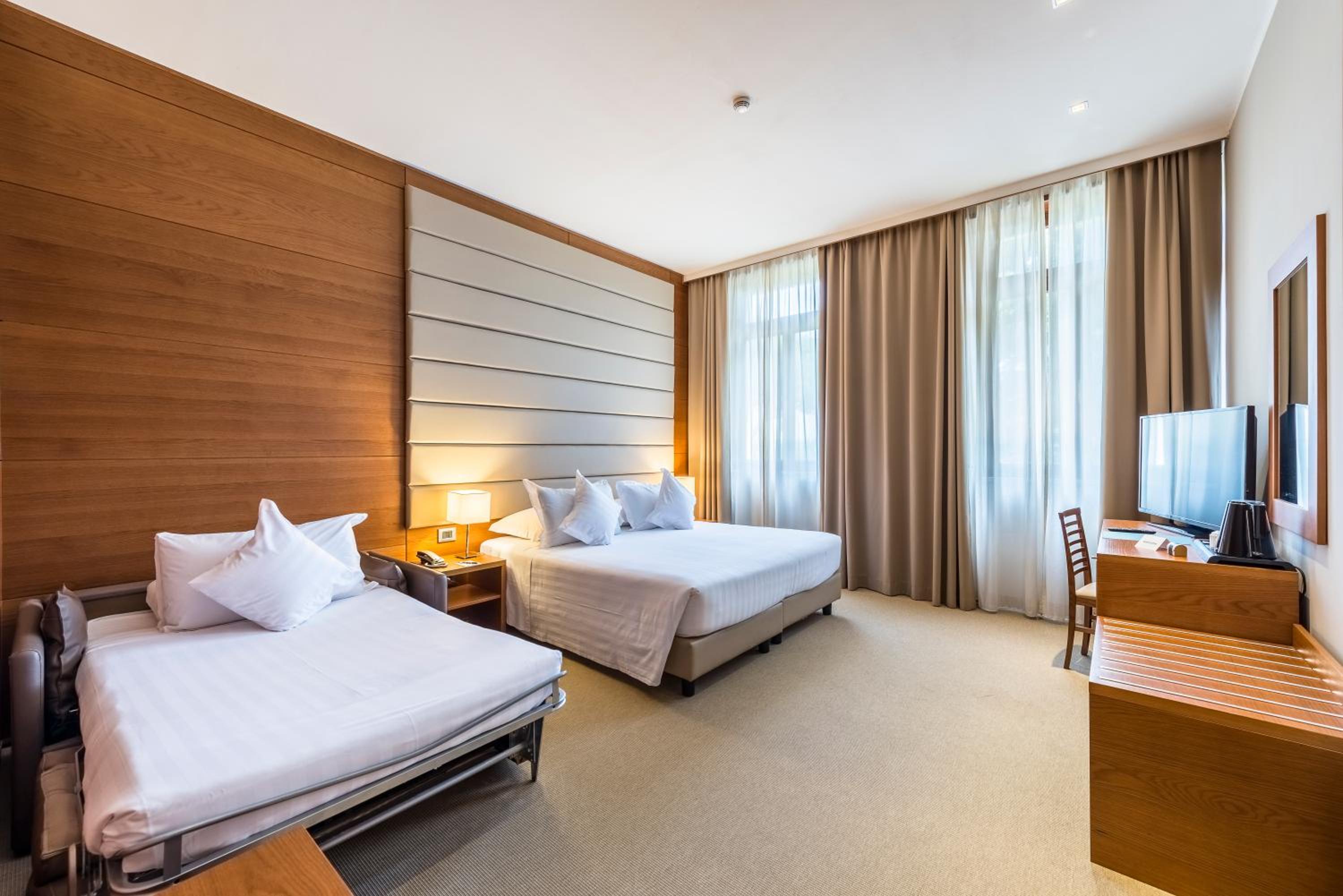 Deluxe Executive Double Or Twin Room (2 Adults + 1 Child) thumbnail 6