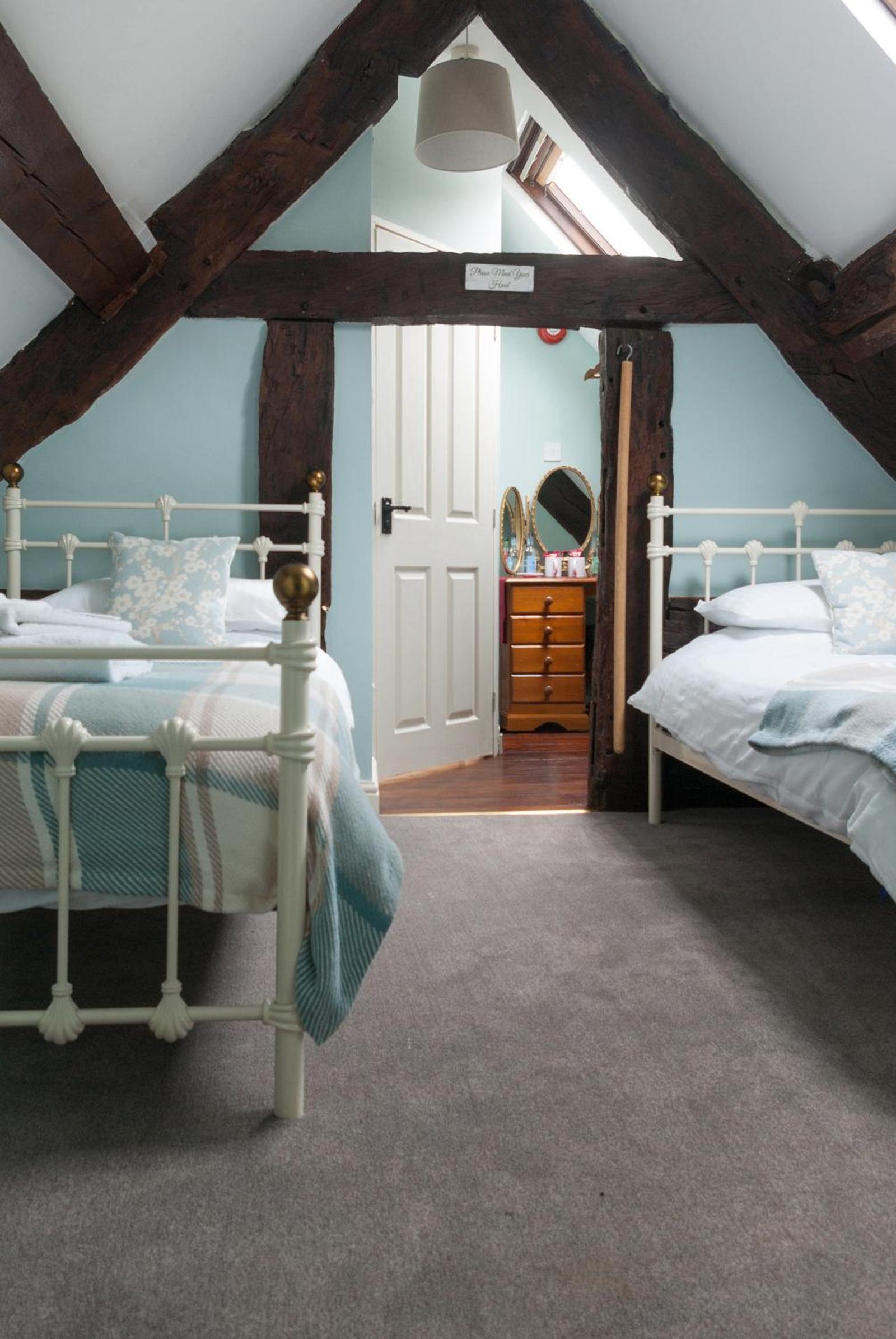 Small Twin Room - Photo 3