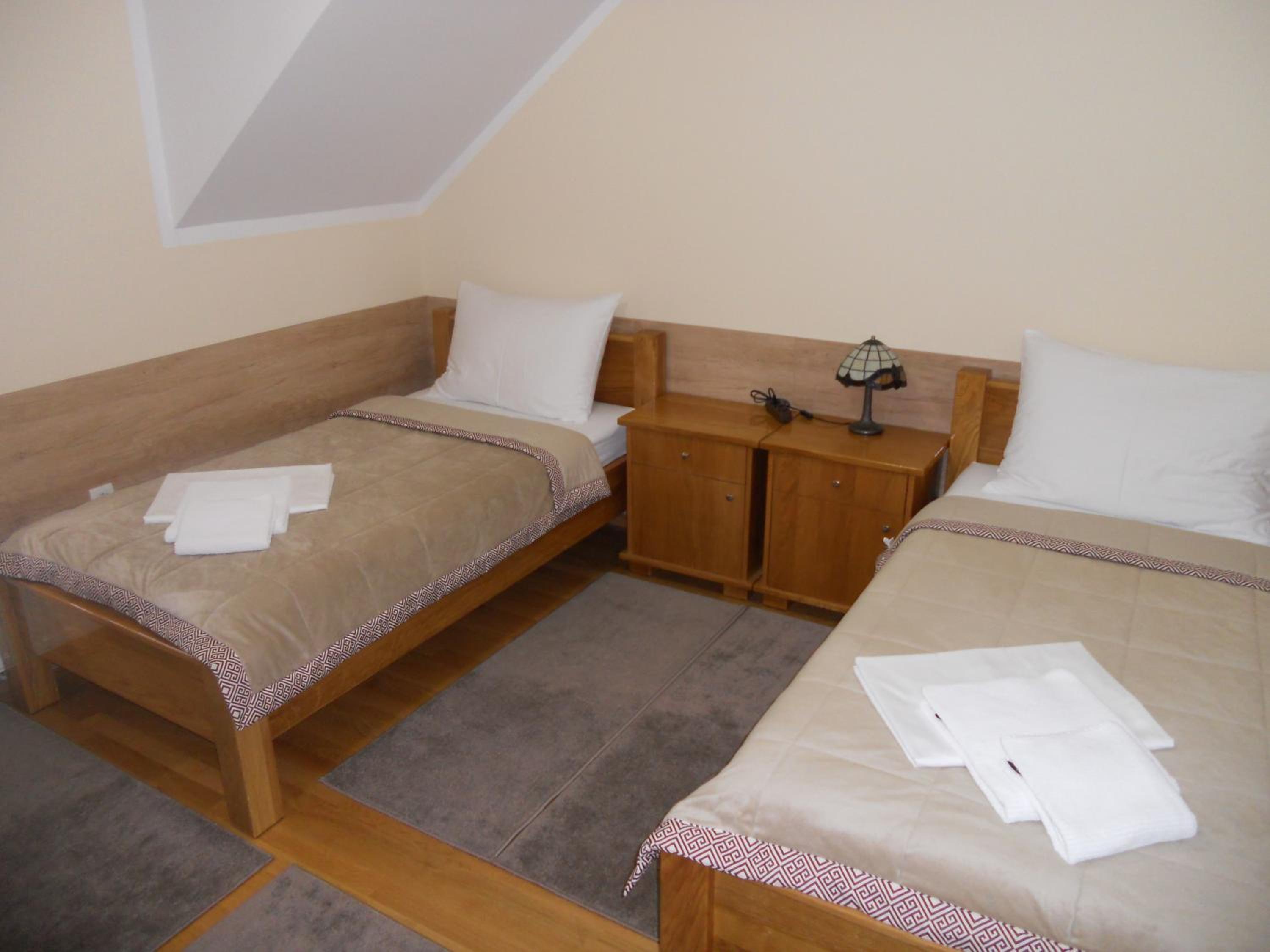 Quadruple Room with Bathroom - Photo 2
