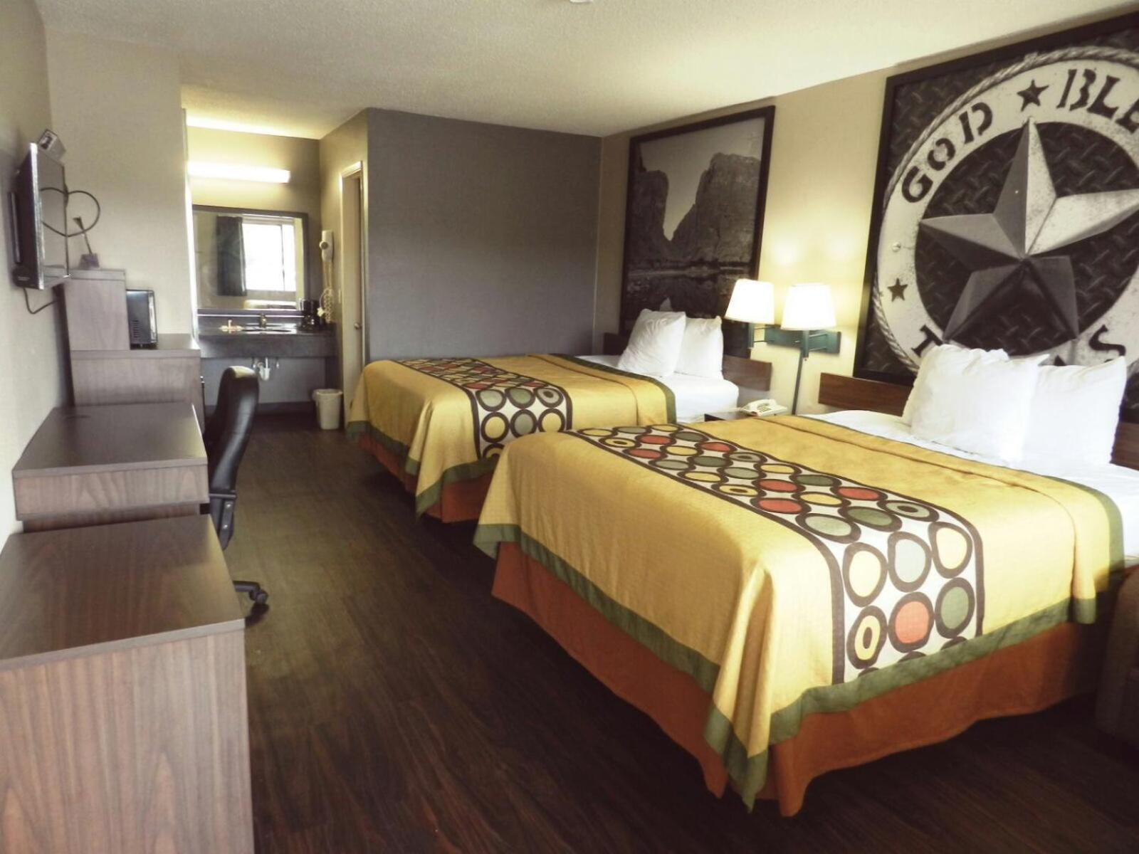 Queen Room with Two Queen Beds - Non-Smoking - Photo 4