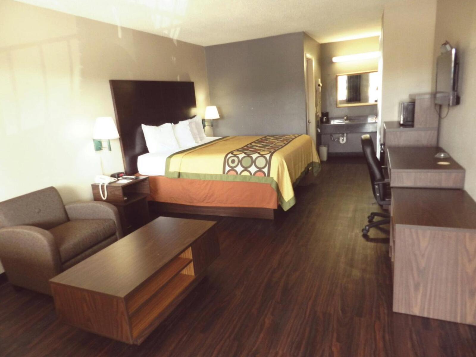 King Room - Non-Smoking - Photo 3
