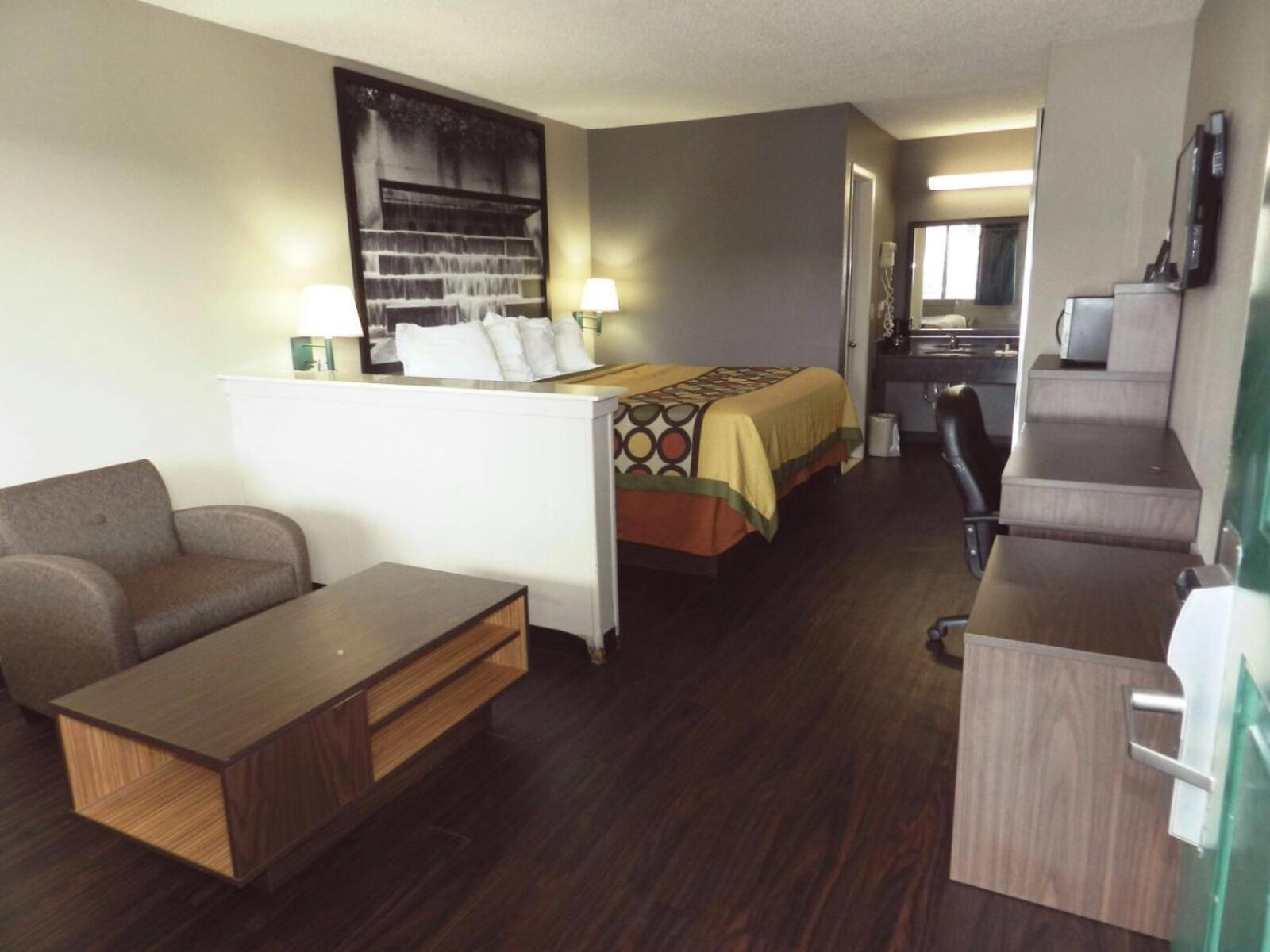 King Room - Non-Smoking - Photo 9