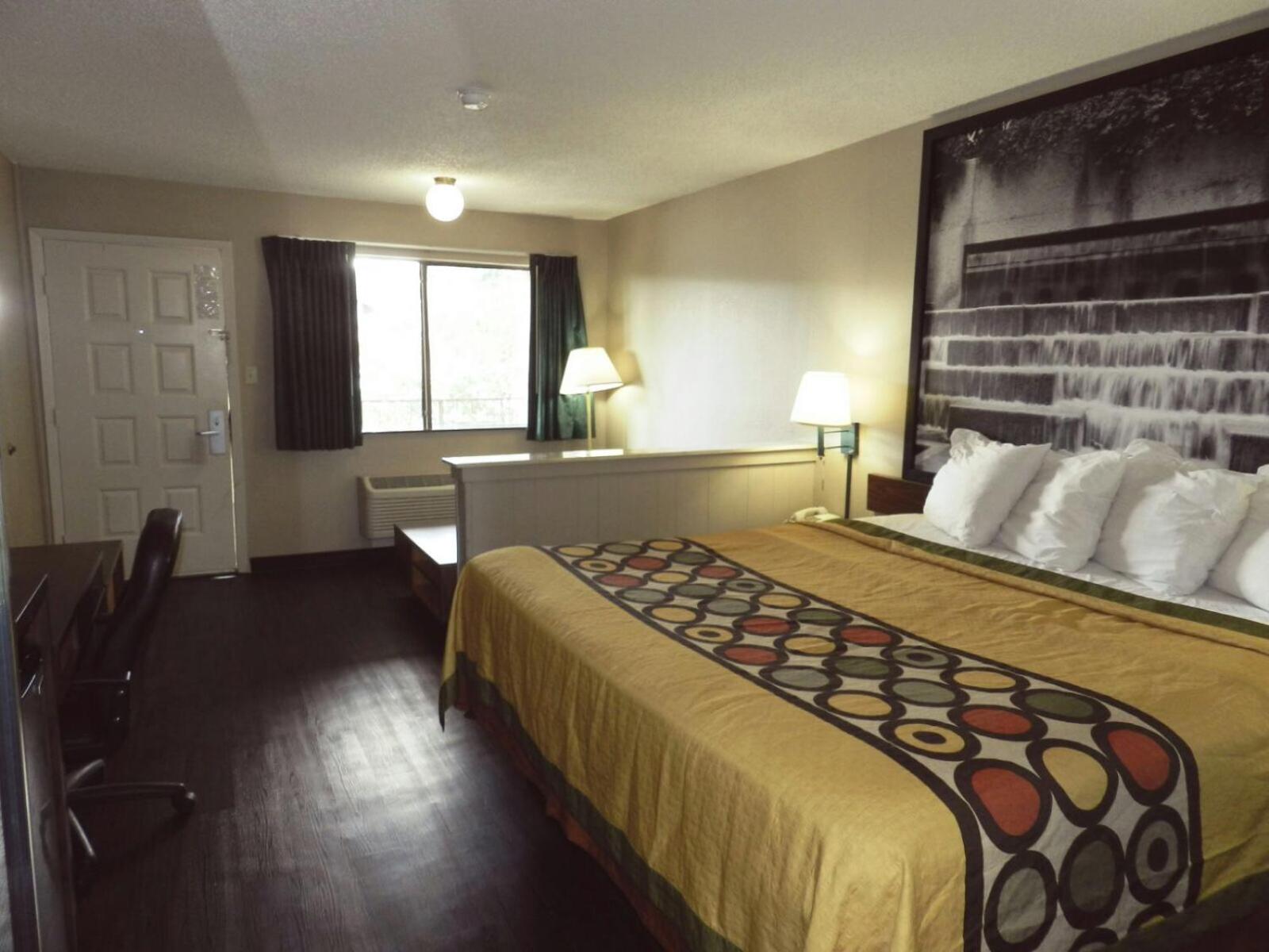 King Room - Non-Smoking - Photo 10