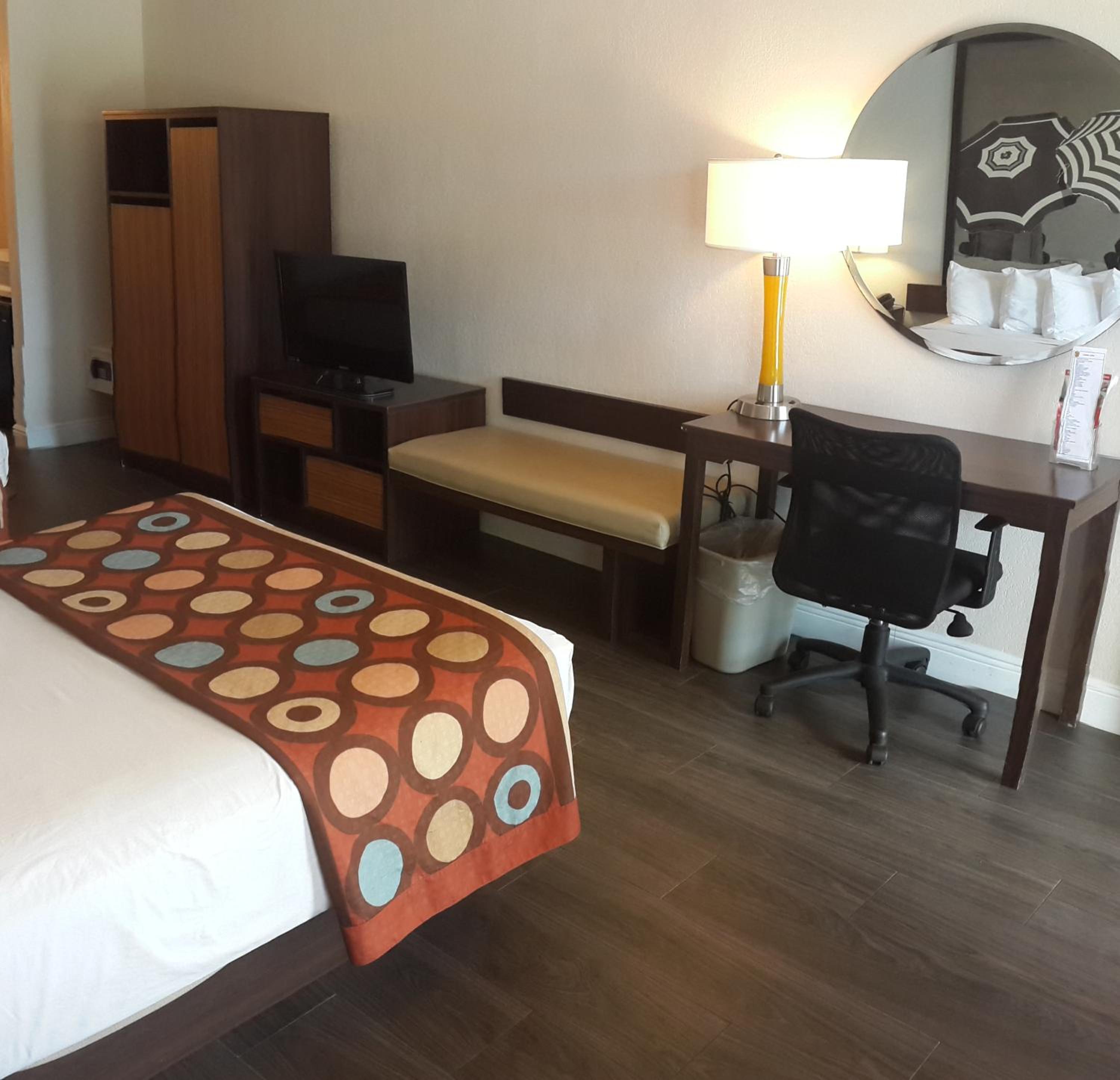 Double Room with Two Double Beds and Pool View - Non-Smoking - Photo 5