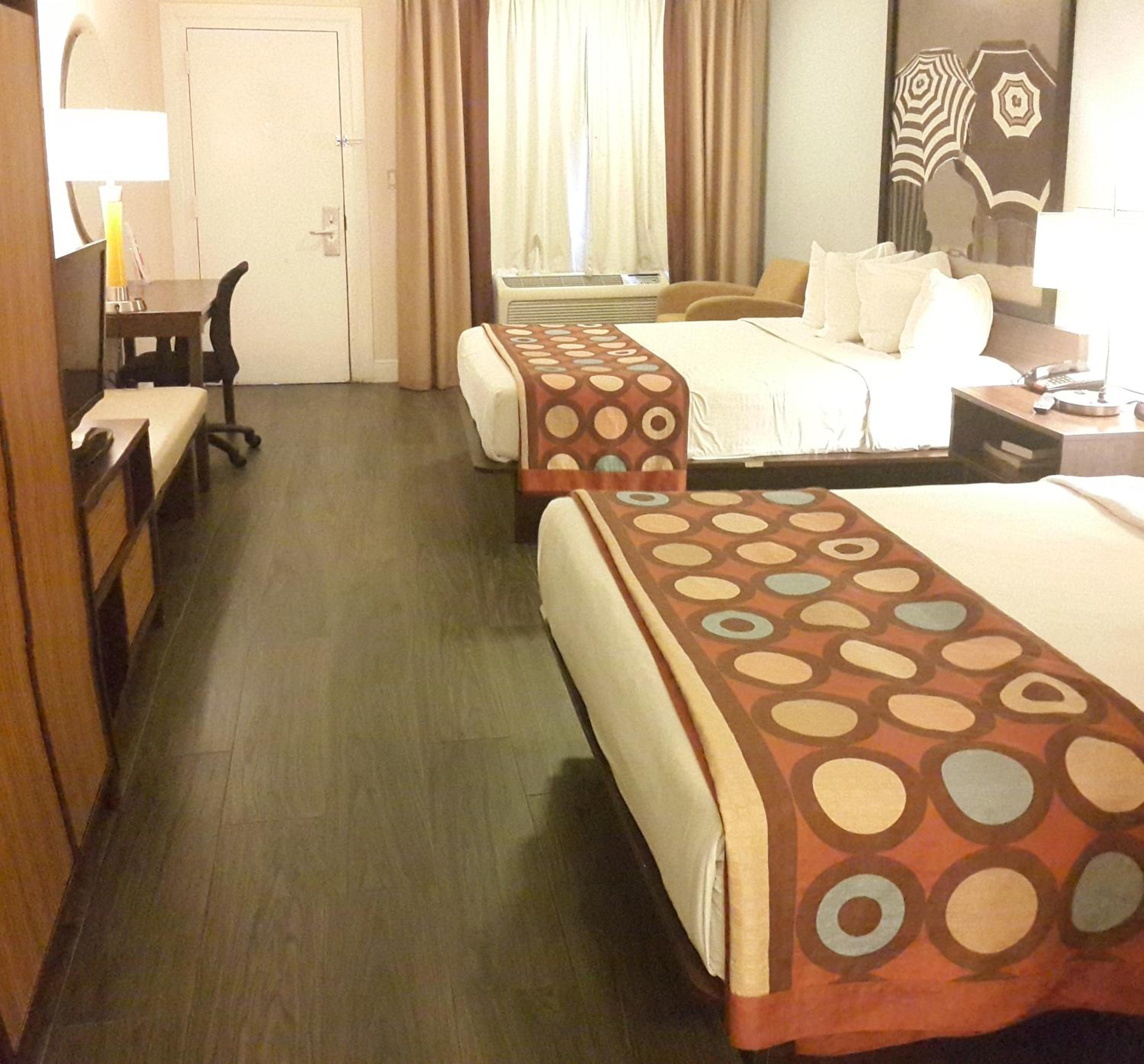Double Room with Two Double Beds and Pool View - Non-Smoking - Photo 4