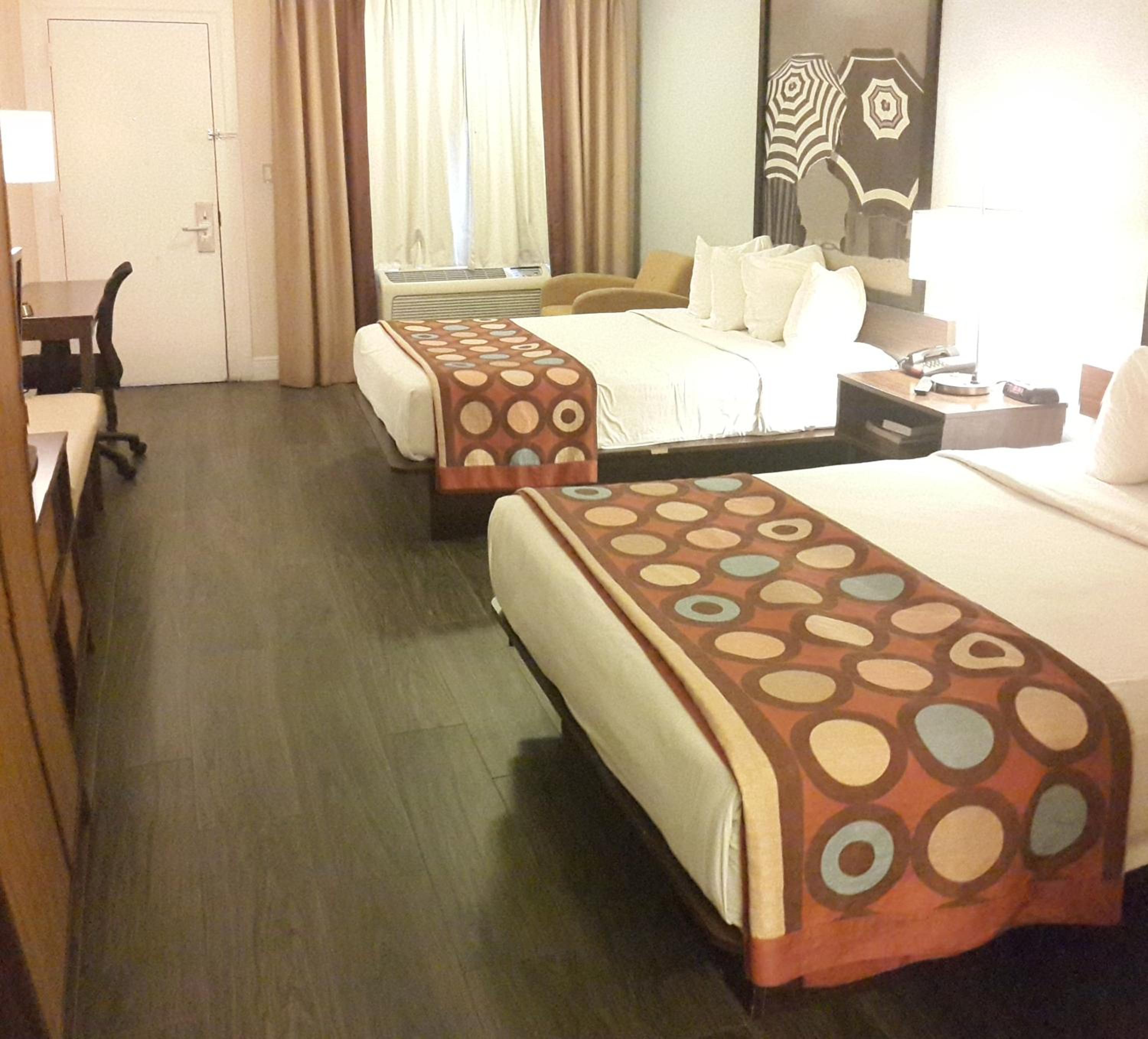 Double Room with Two Double Beds and Pool View - Non-Smoking - Photo 18