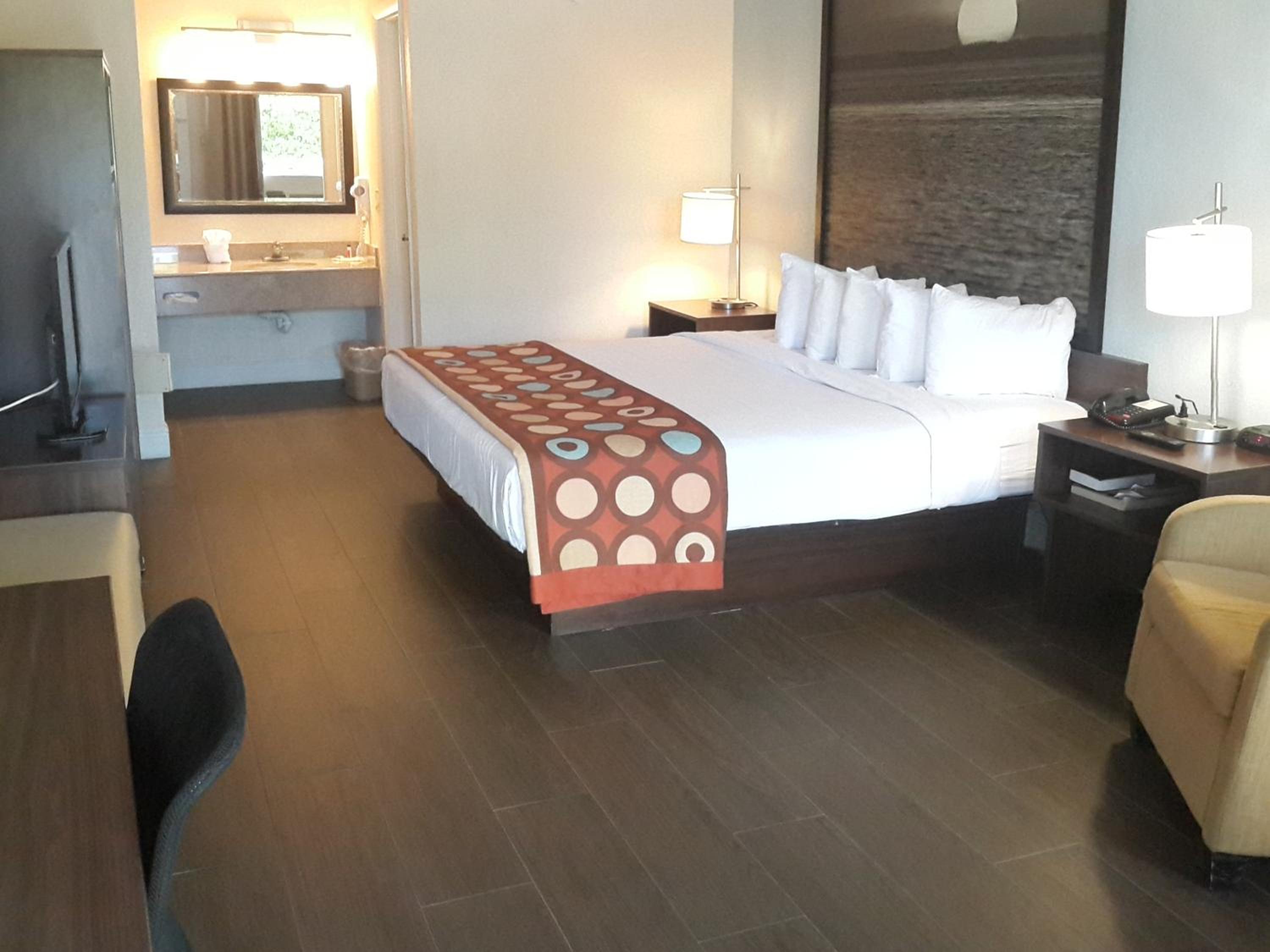 King Room with Pool View - Non-Smoking - Photo 8