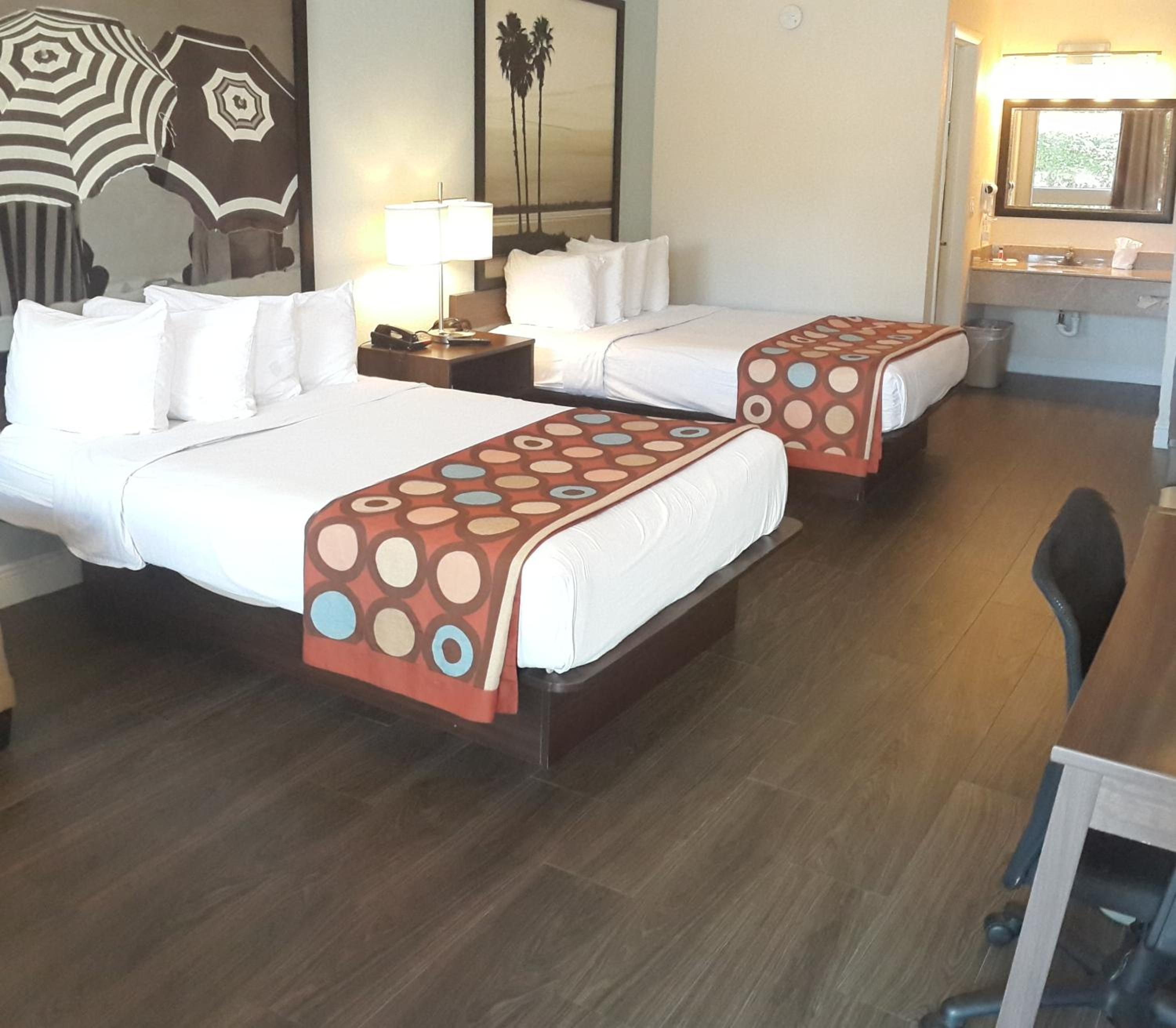 Double Room with Two Double Beds and Pool View - Non-Smoking - Photo 17
