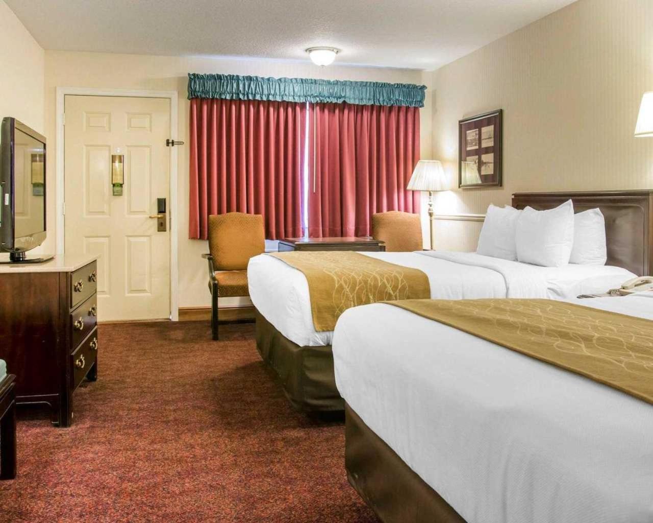 Deluxe Queen Room with Two Queen Beds photo 2