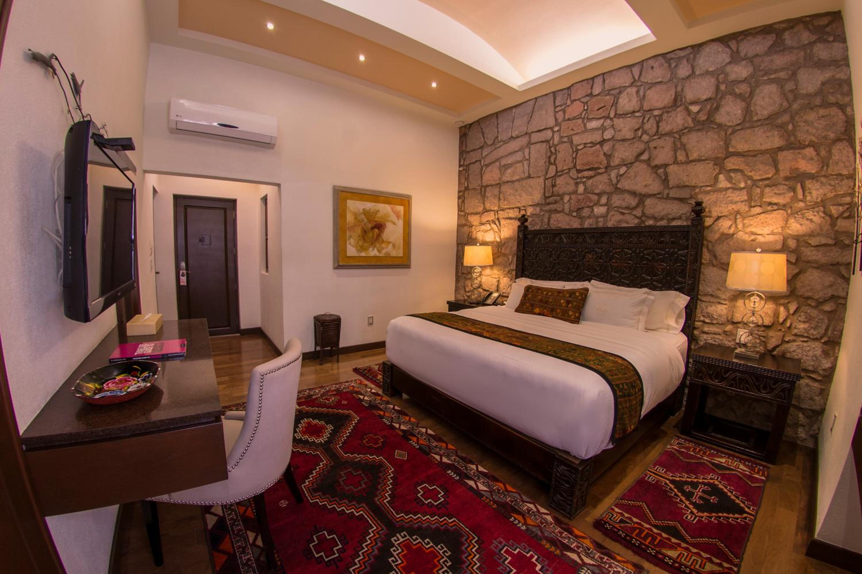 Standard King Room - Photo 5