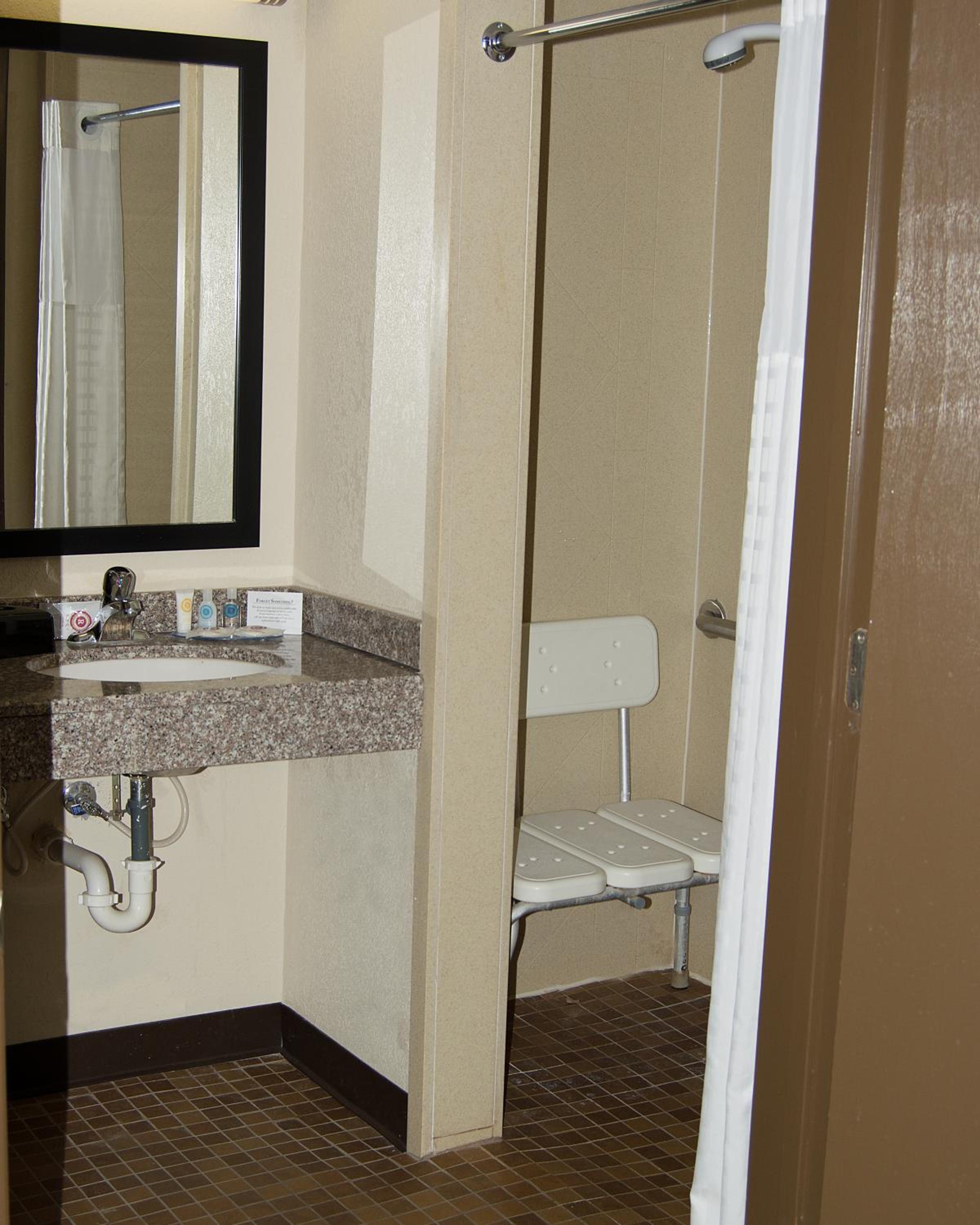 Queen Room with Two Queen Beds - Accessible/Non-Smoking  - Photo 3