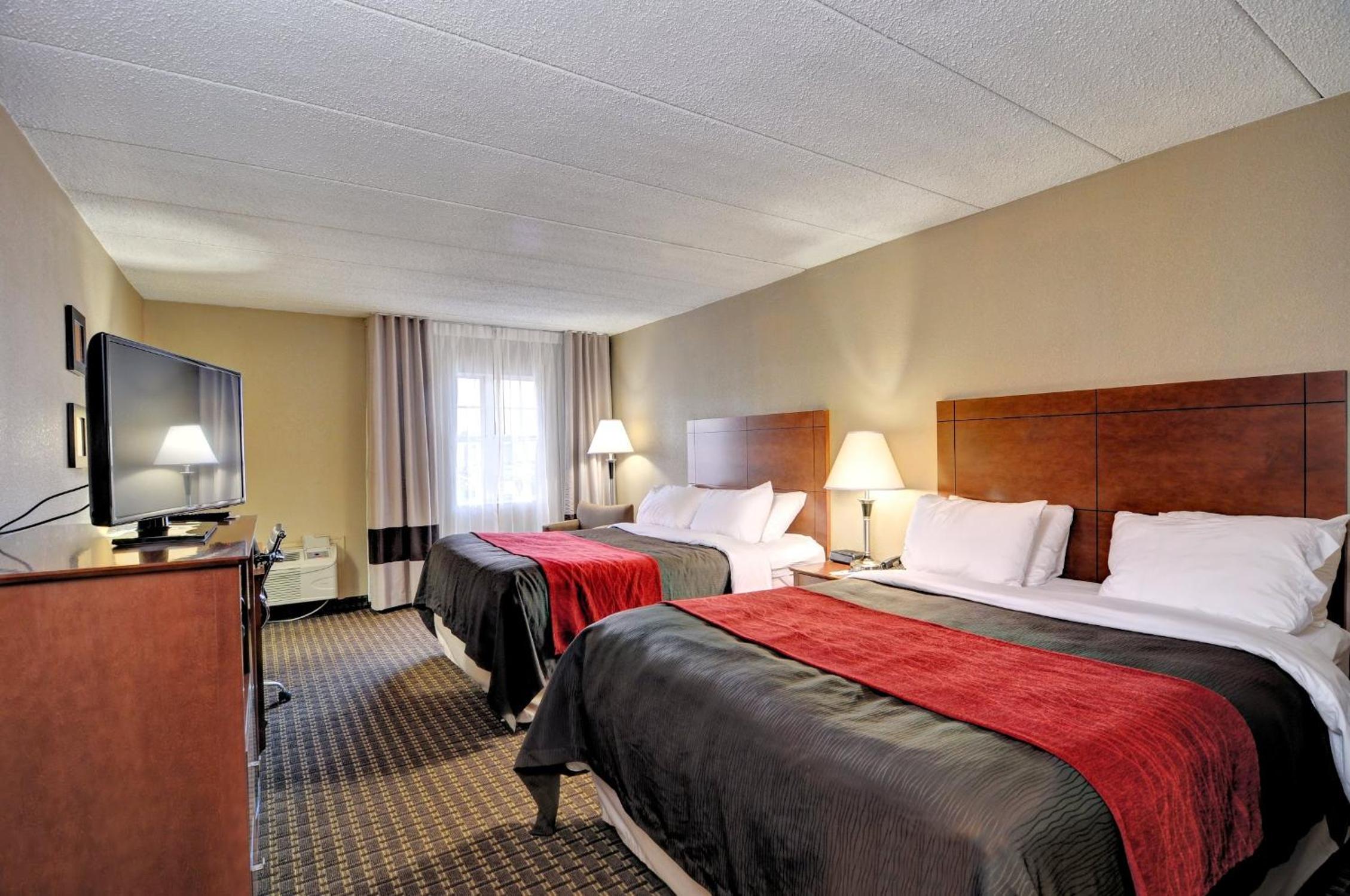 Queen Room with Two Queen Beds - Non-Smoking - Photo 4