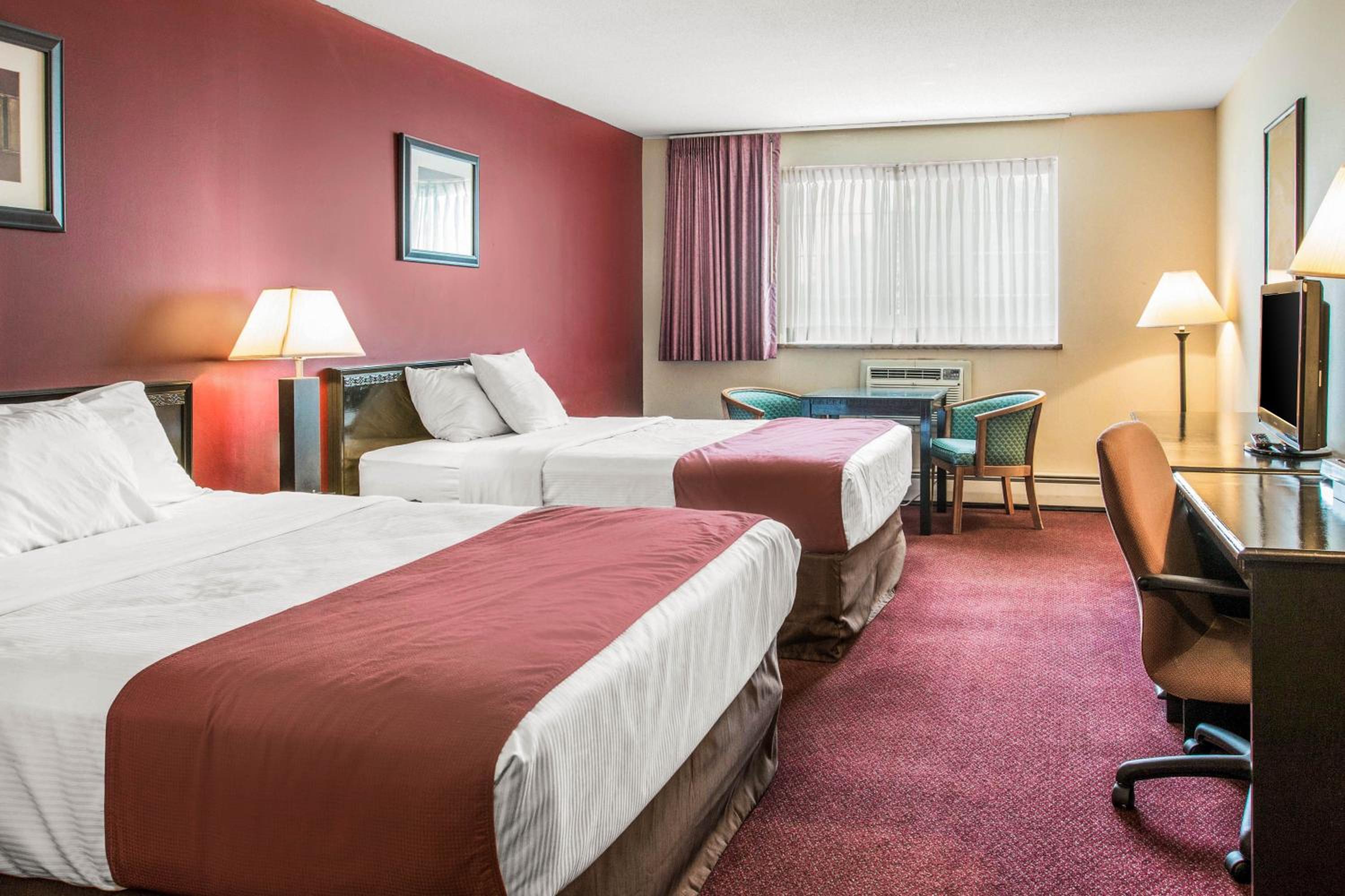 Queen Room with Two Queen Beds - Non-Smoking/Poolside - Photo 3