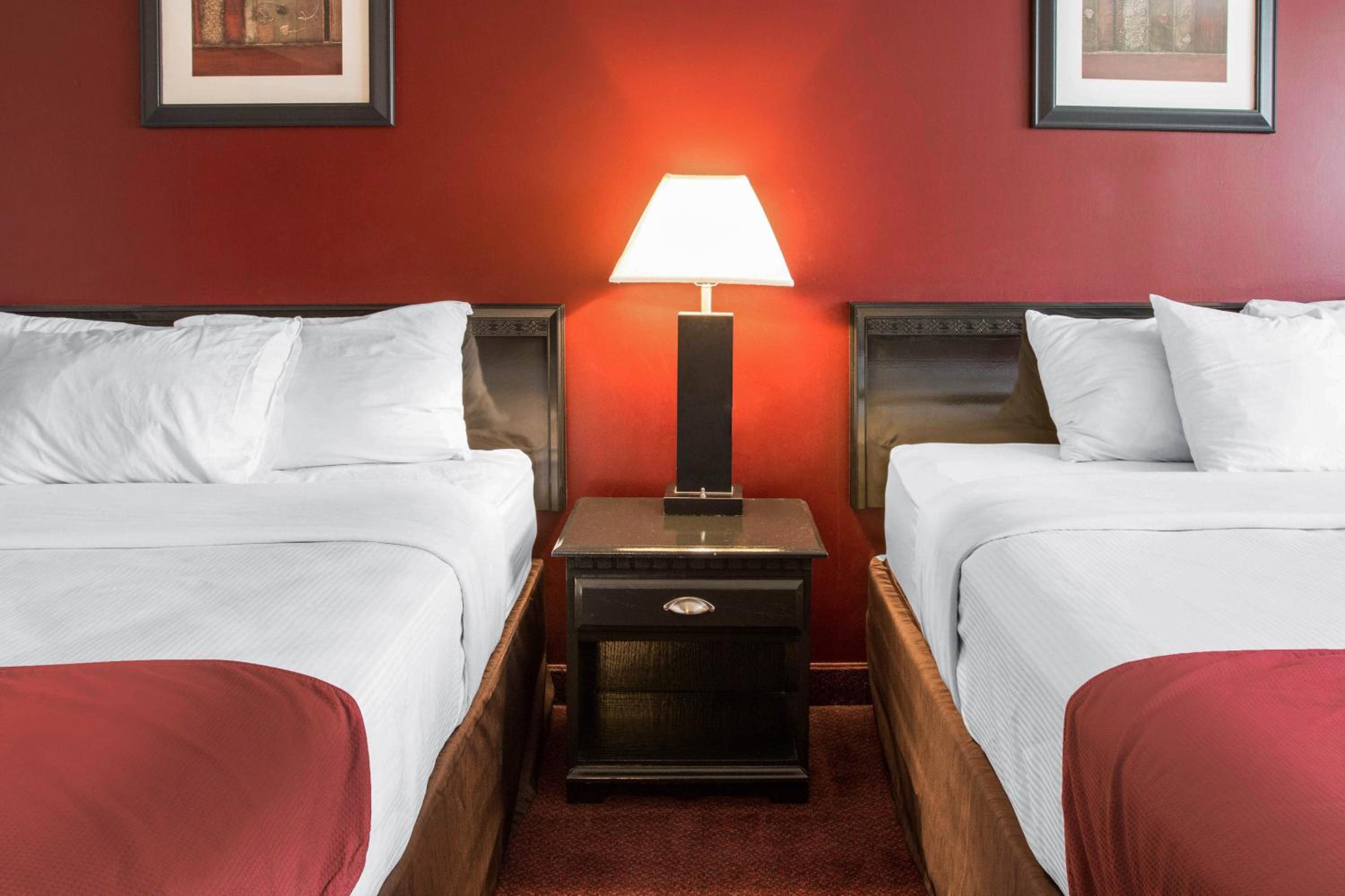 Queen Room with Two Queen Beds - Non-Smoking/Poolside - Photo 4
