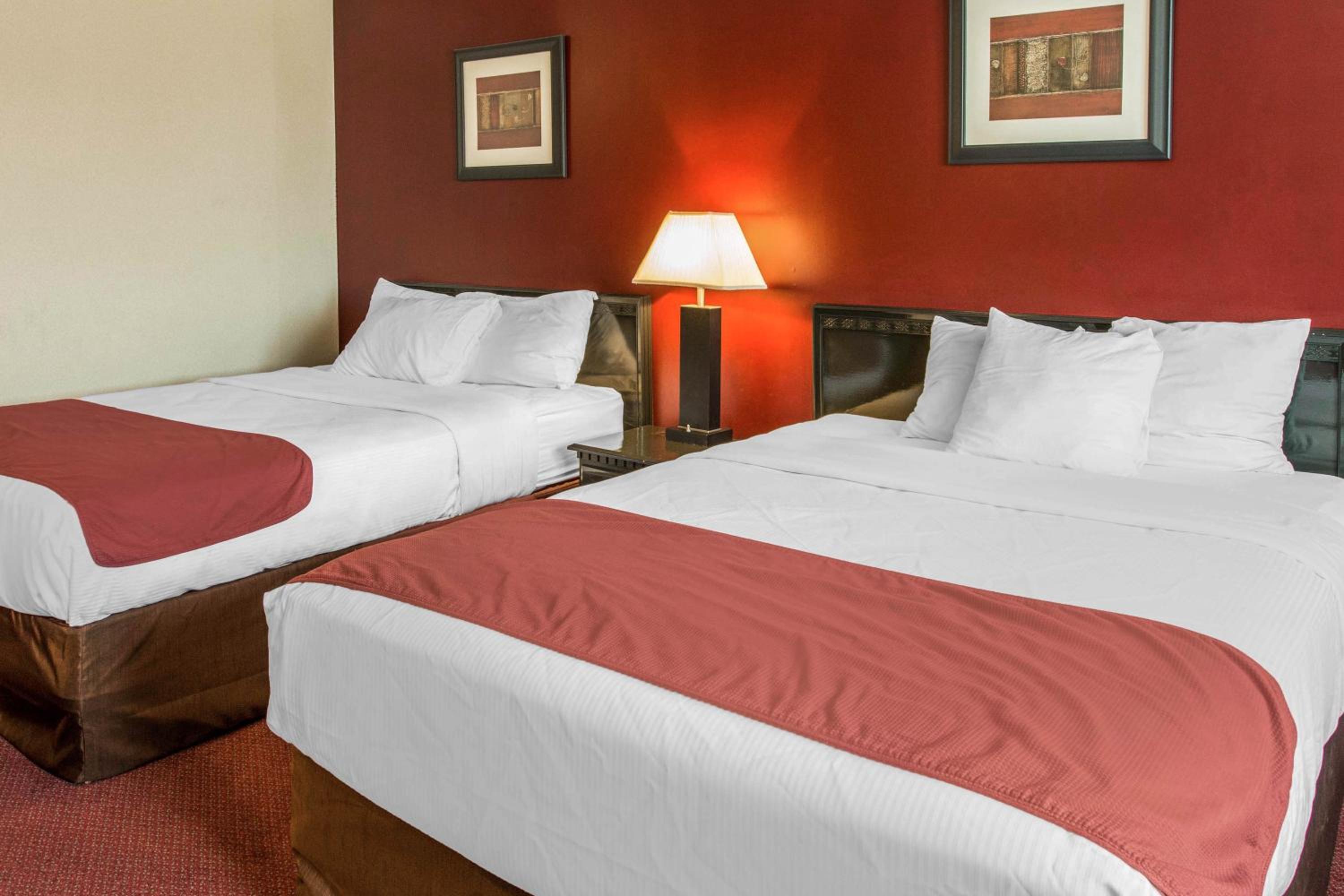 Queen Room with Two Queen Beds - Non-Smoking/Poolside - Photo 2