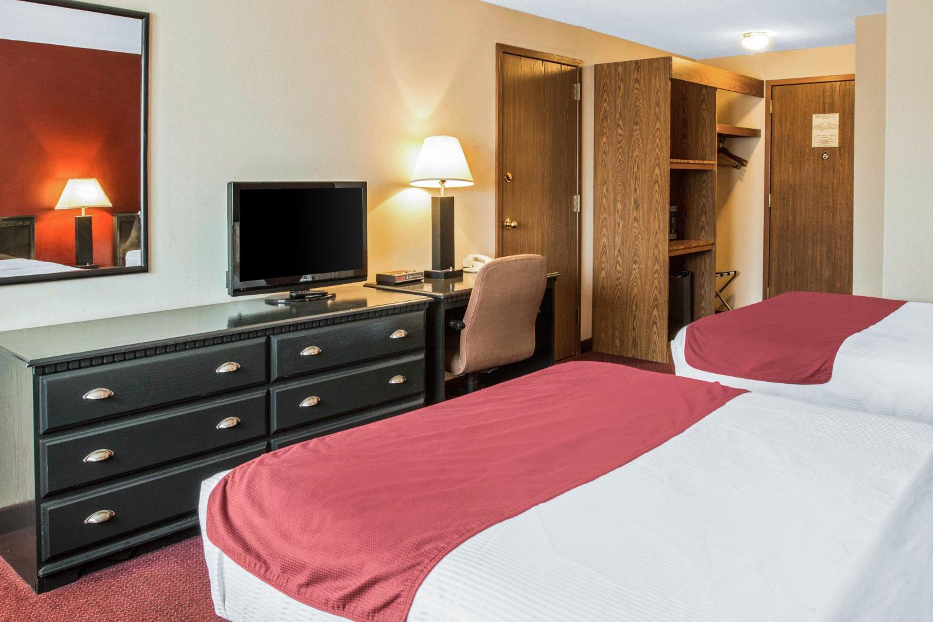 Queen Room with Two Queen Beds - Non-Smoking/Poolside - Photo 1