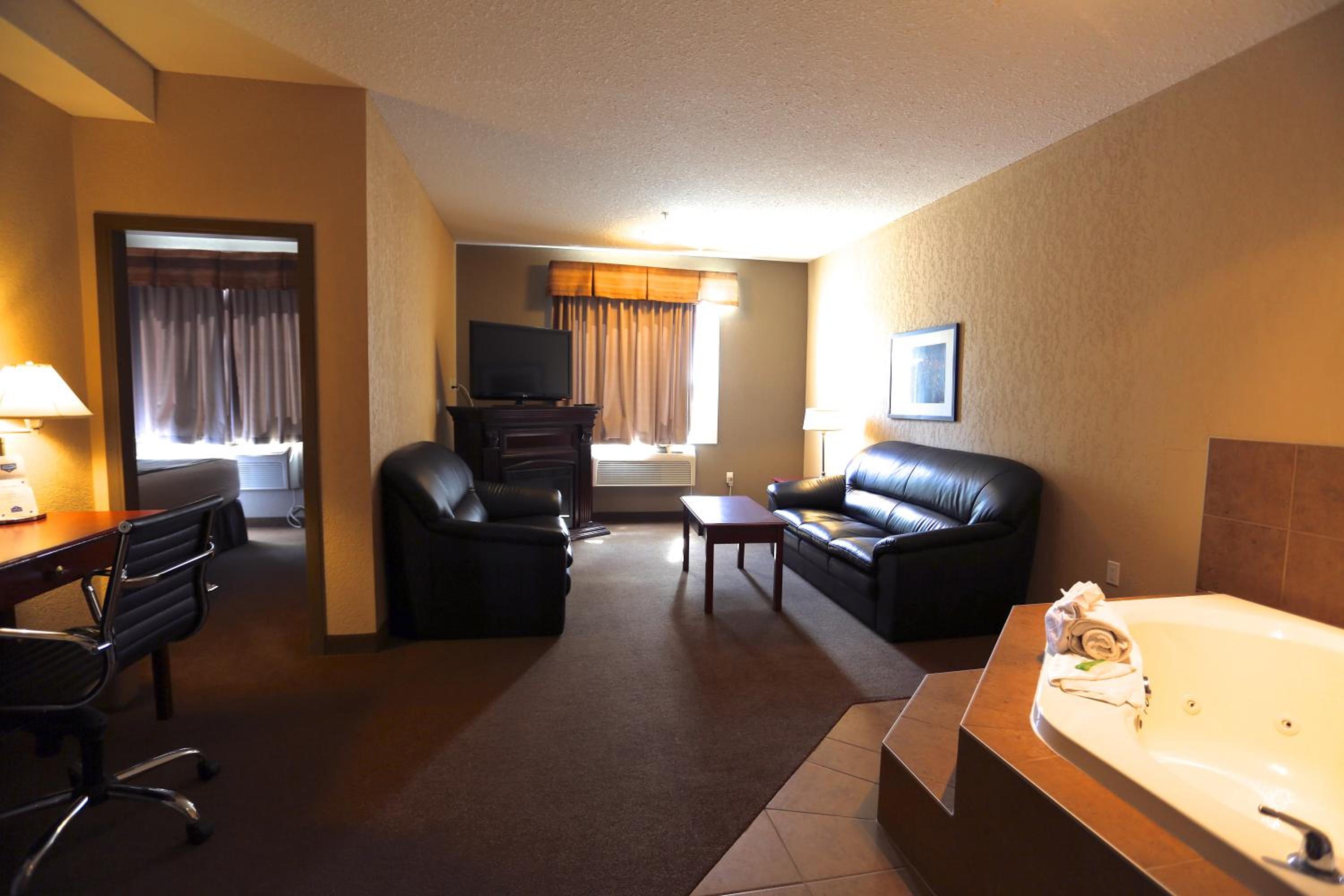 King Suite - Non-Smoking photo 1