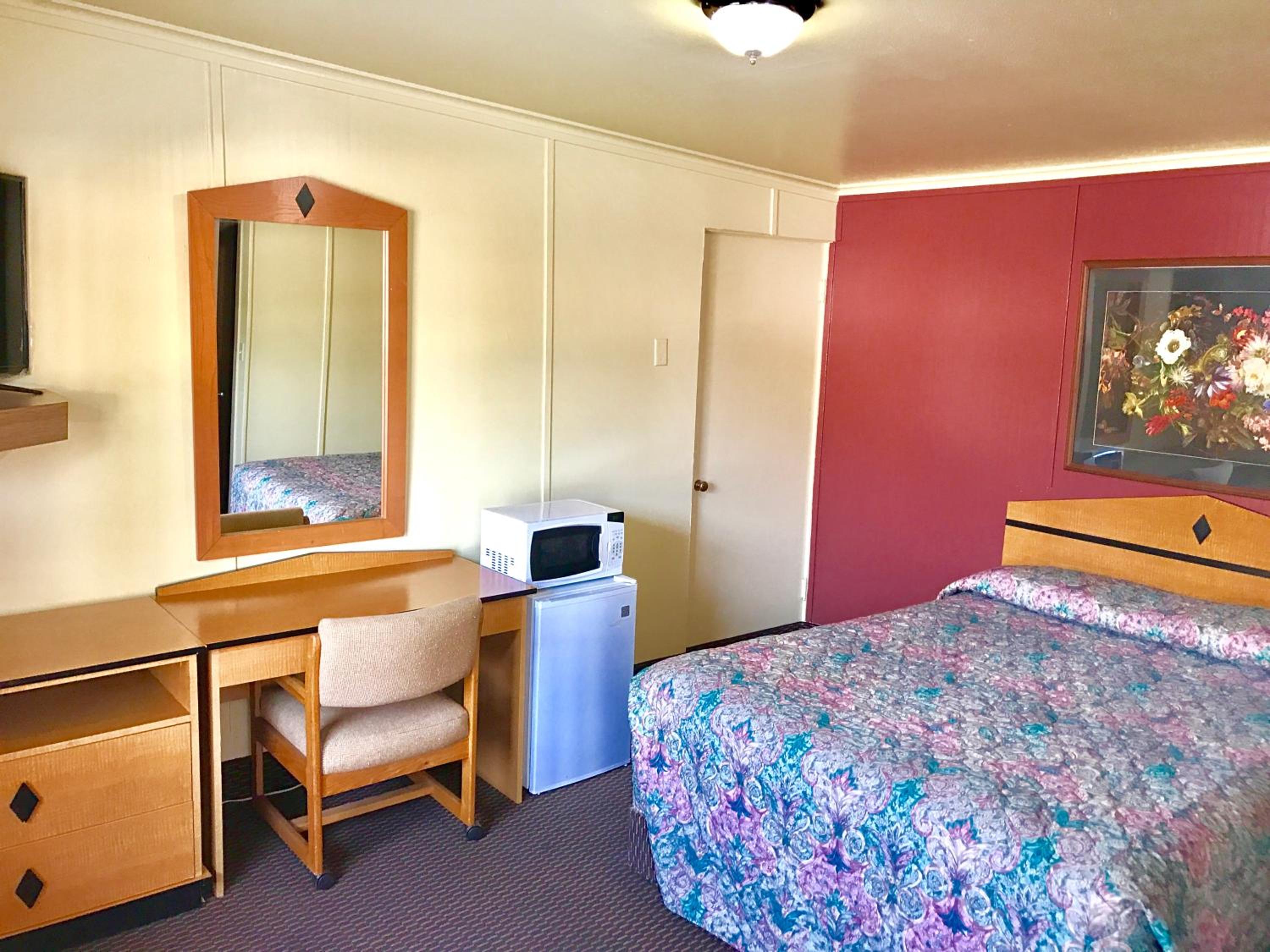 Queen Room - Non-Smoking photo 3
