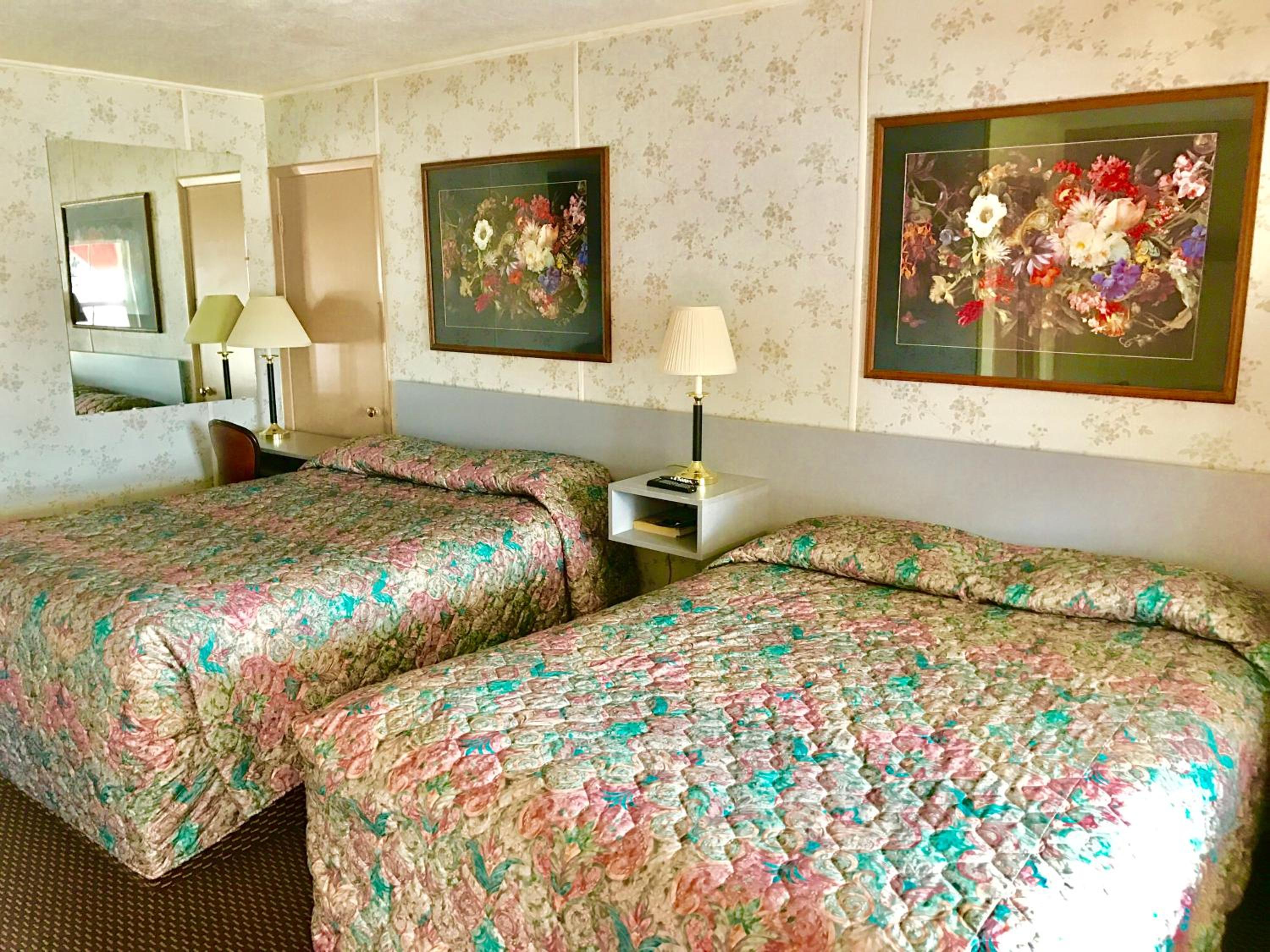 Queen Room with Two Queen Beds - Non-Smoking photo 2