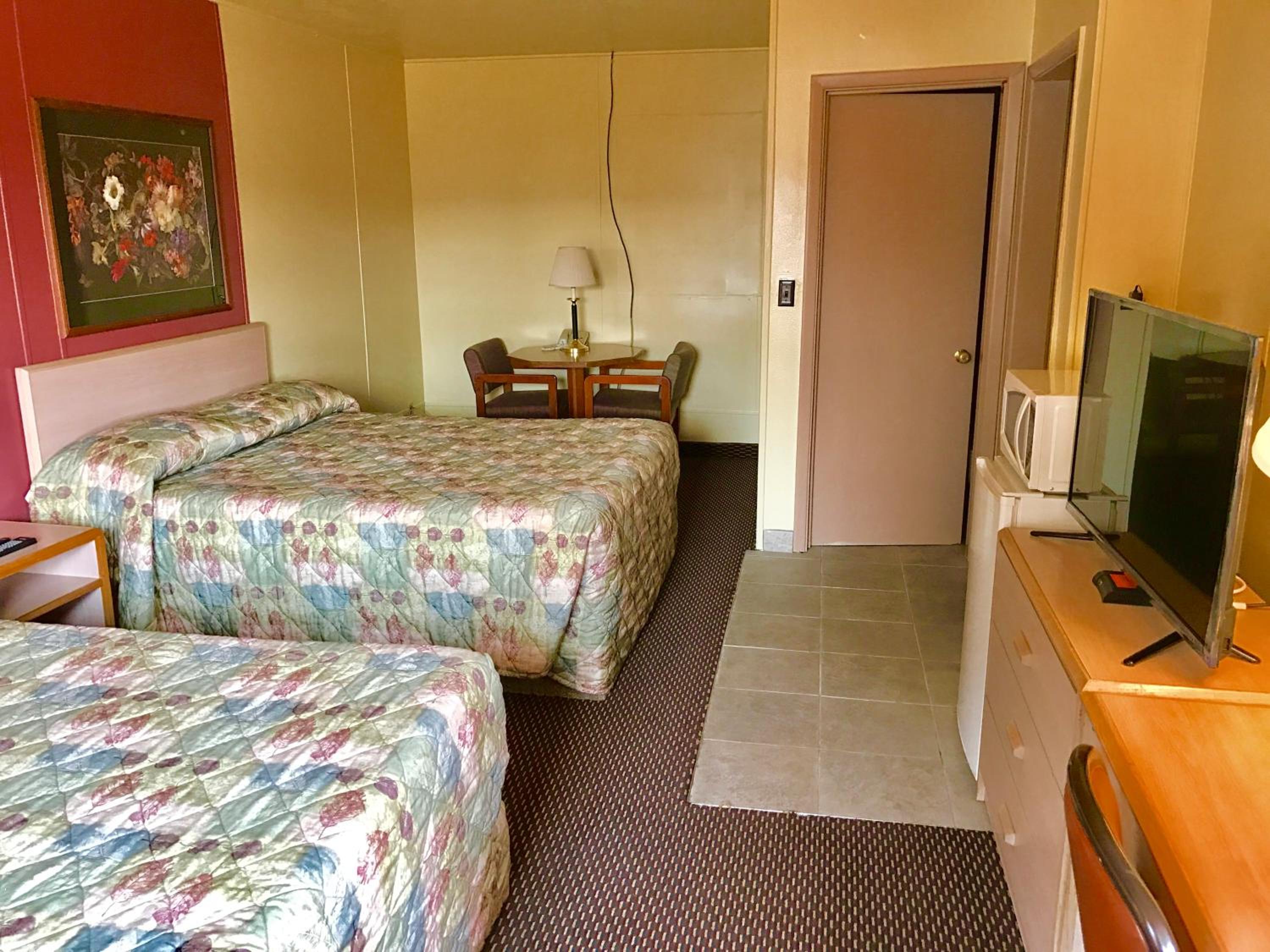 Queen Room with Two Queen Beds - Non-Smoking photo 3