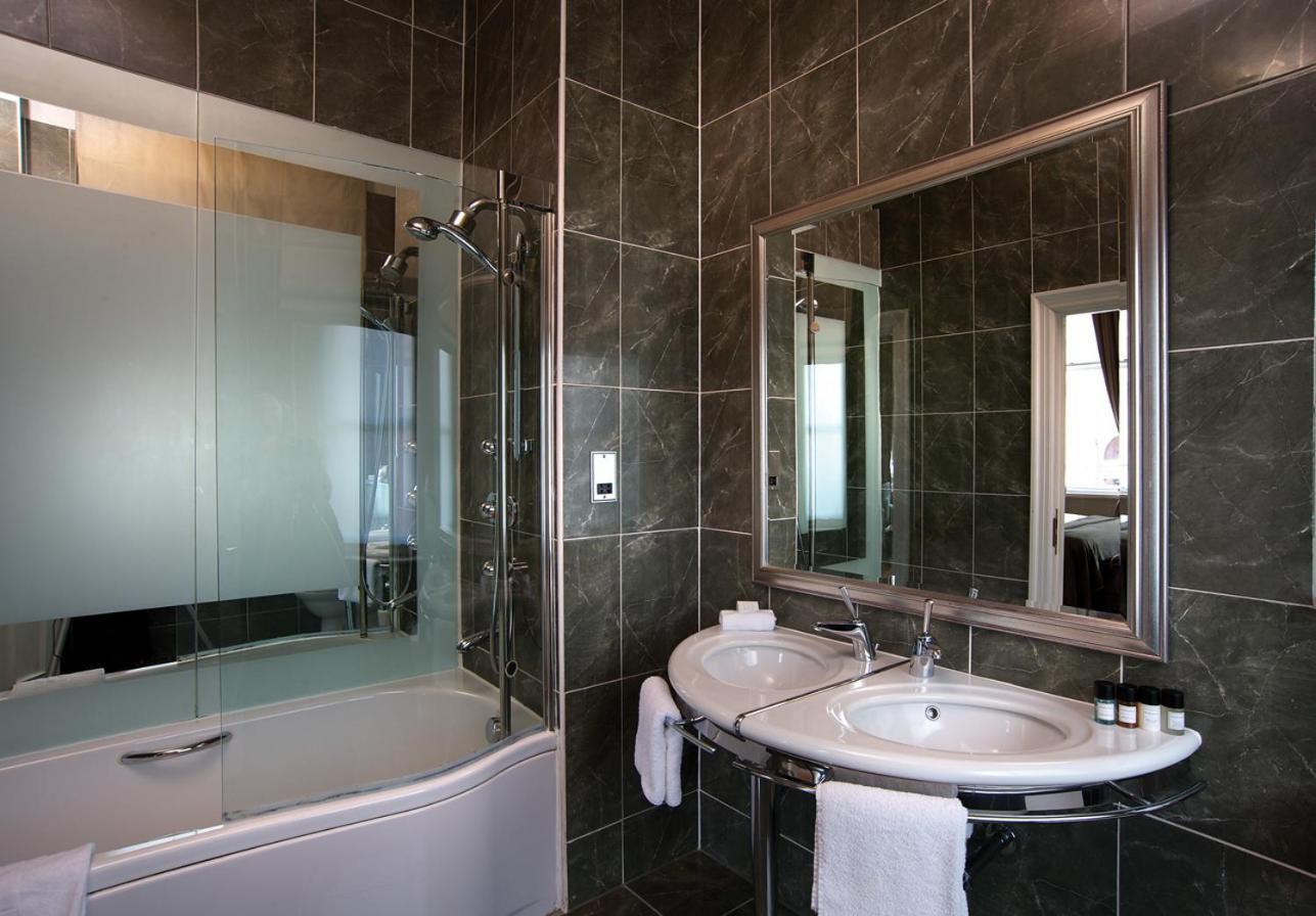 Suite - Photo 16