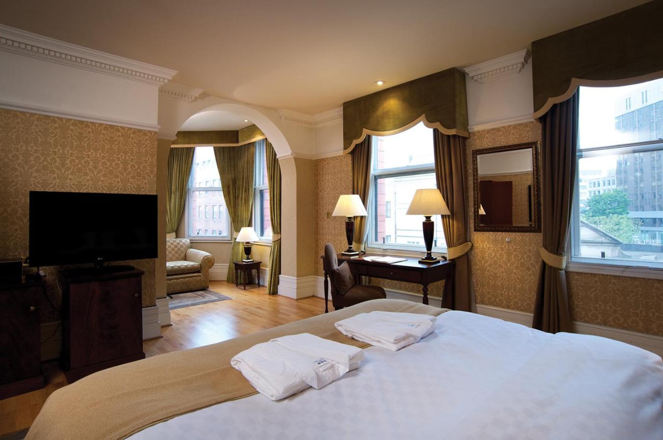 Suite - Photo 17
