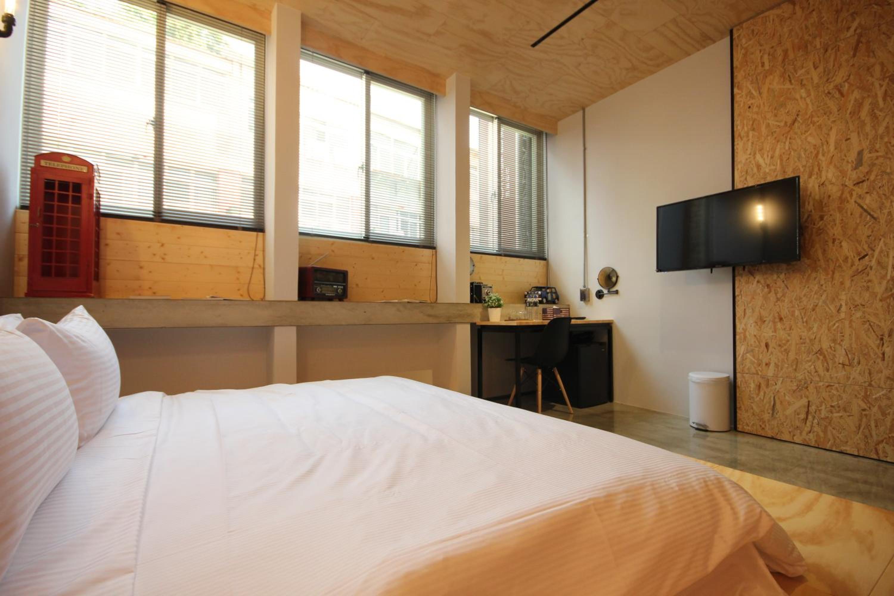 Deluxe Double Room with Window photo 2